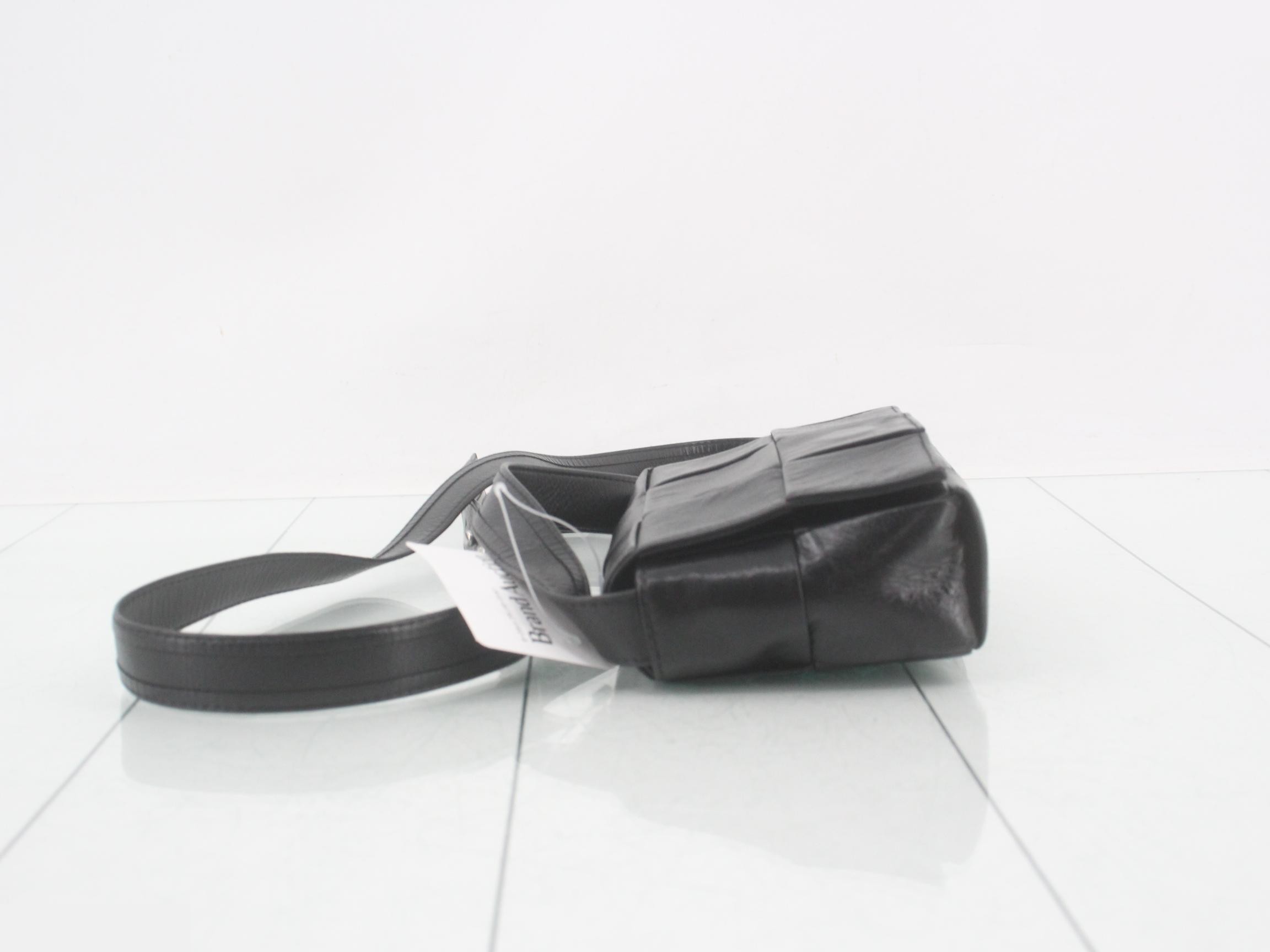 Intrecciato (bag) - Shoulder bag - Cassette - Black — view 4