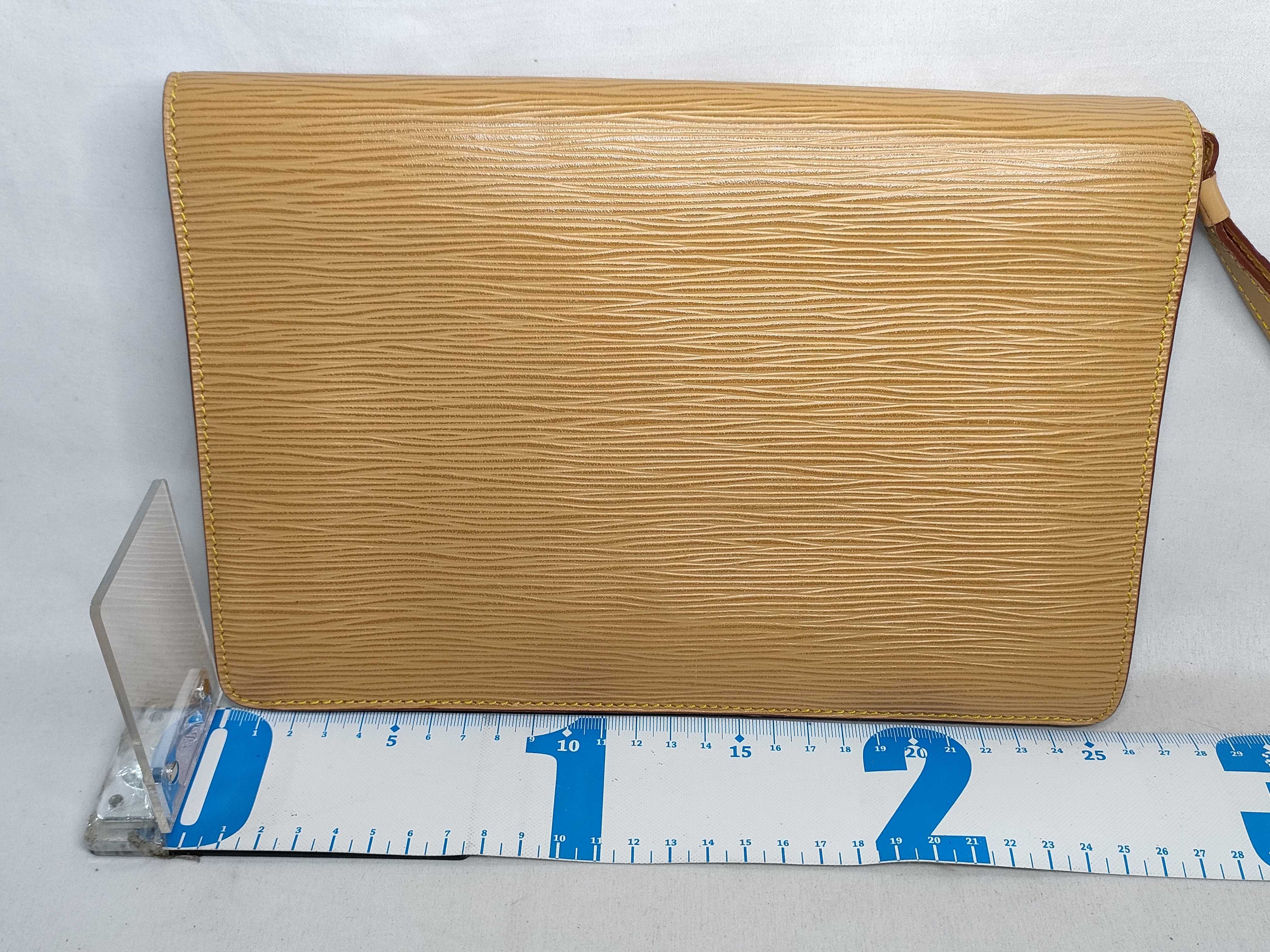 Epi Serie Dragonne Epi M52618 Clutch Bag — view 2
