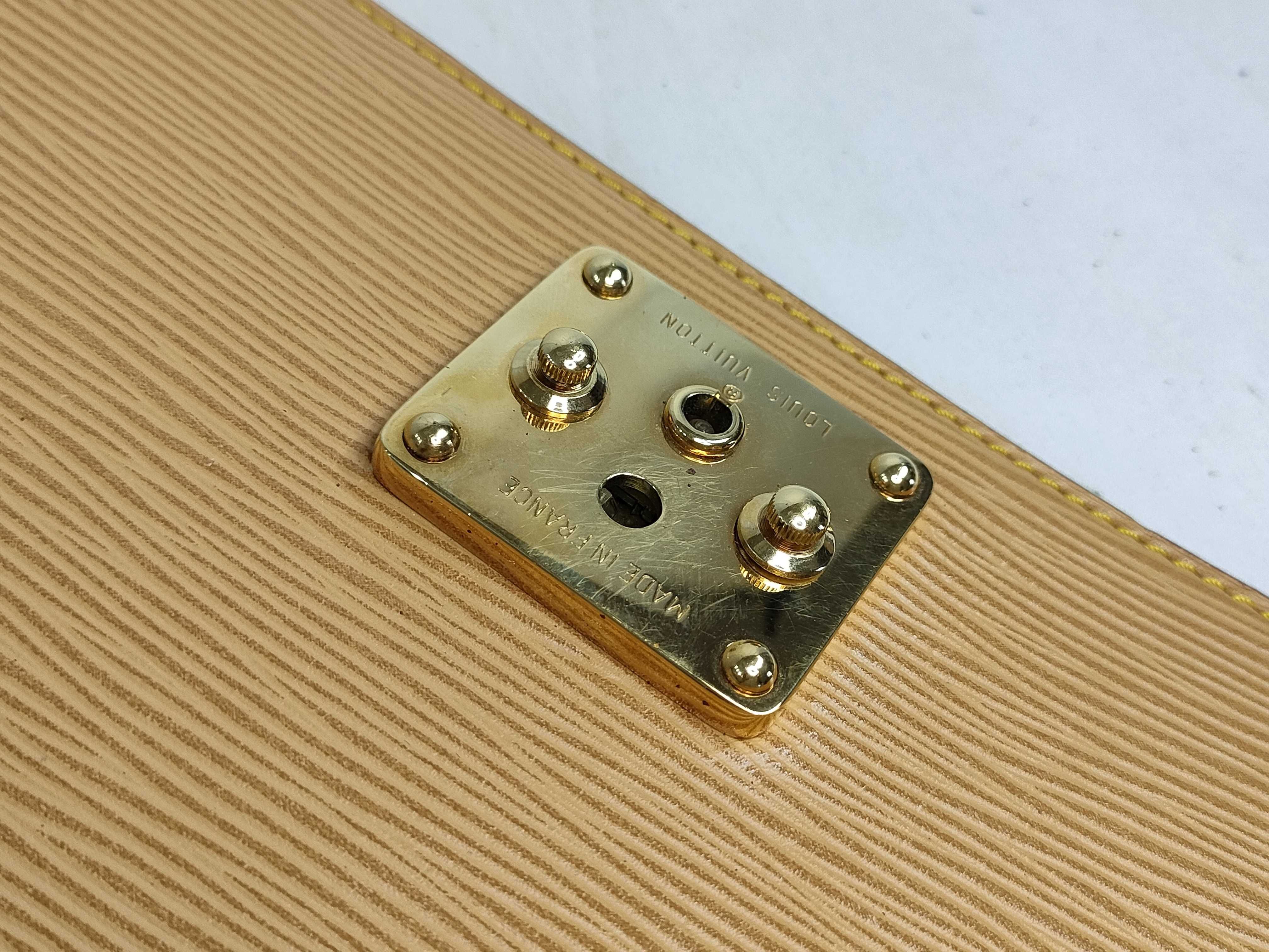 Epi Serie Dragonne Epi M52618 Clutch Bag — view 14