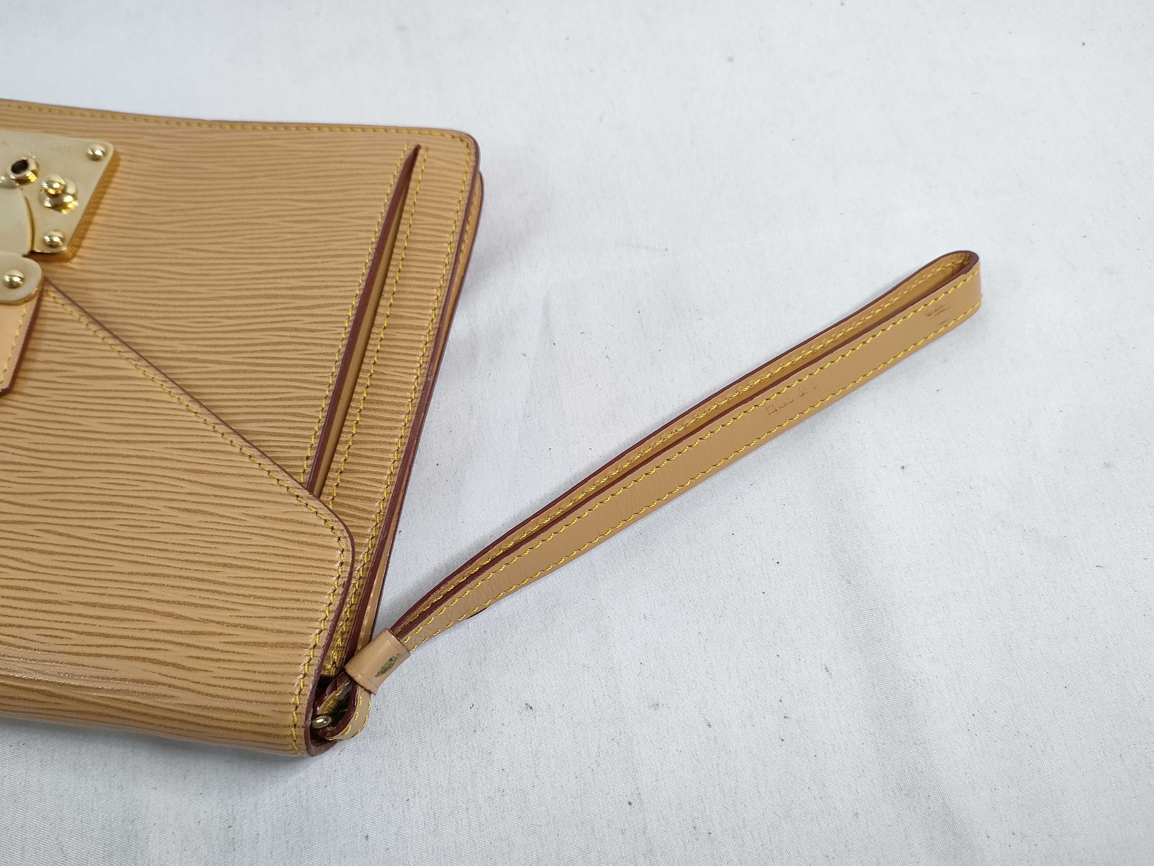 Epi Serie Dragonne Epi M52618 Clutch Bag — view 3