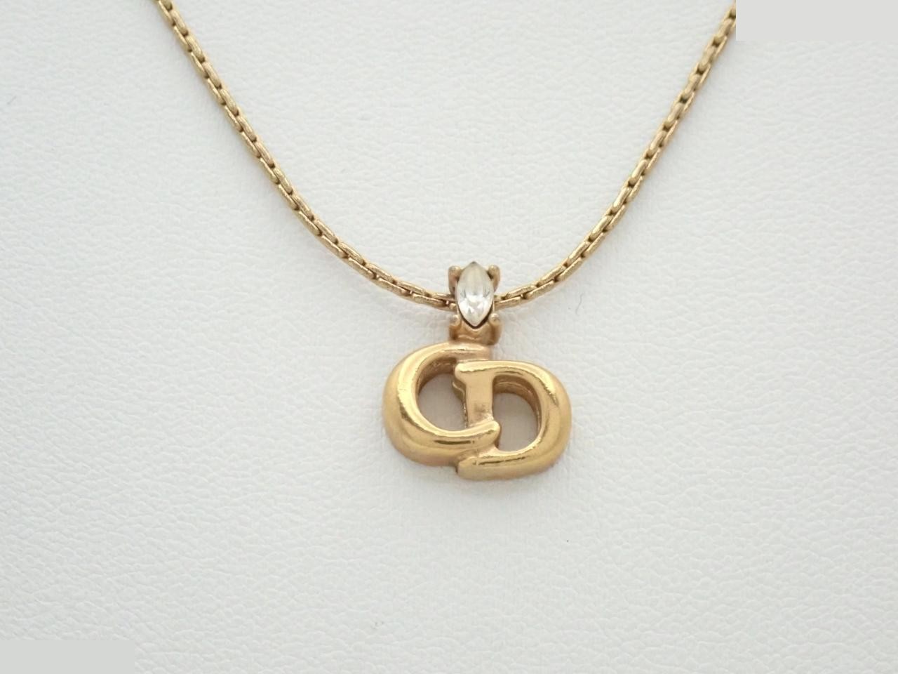 Other lines: Precious metal necklaces and pendants, chain approximately 44cm.