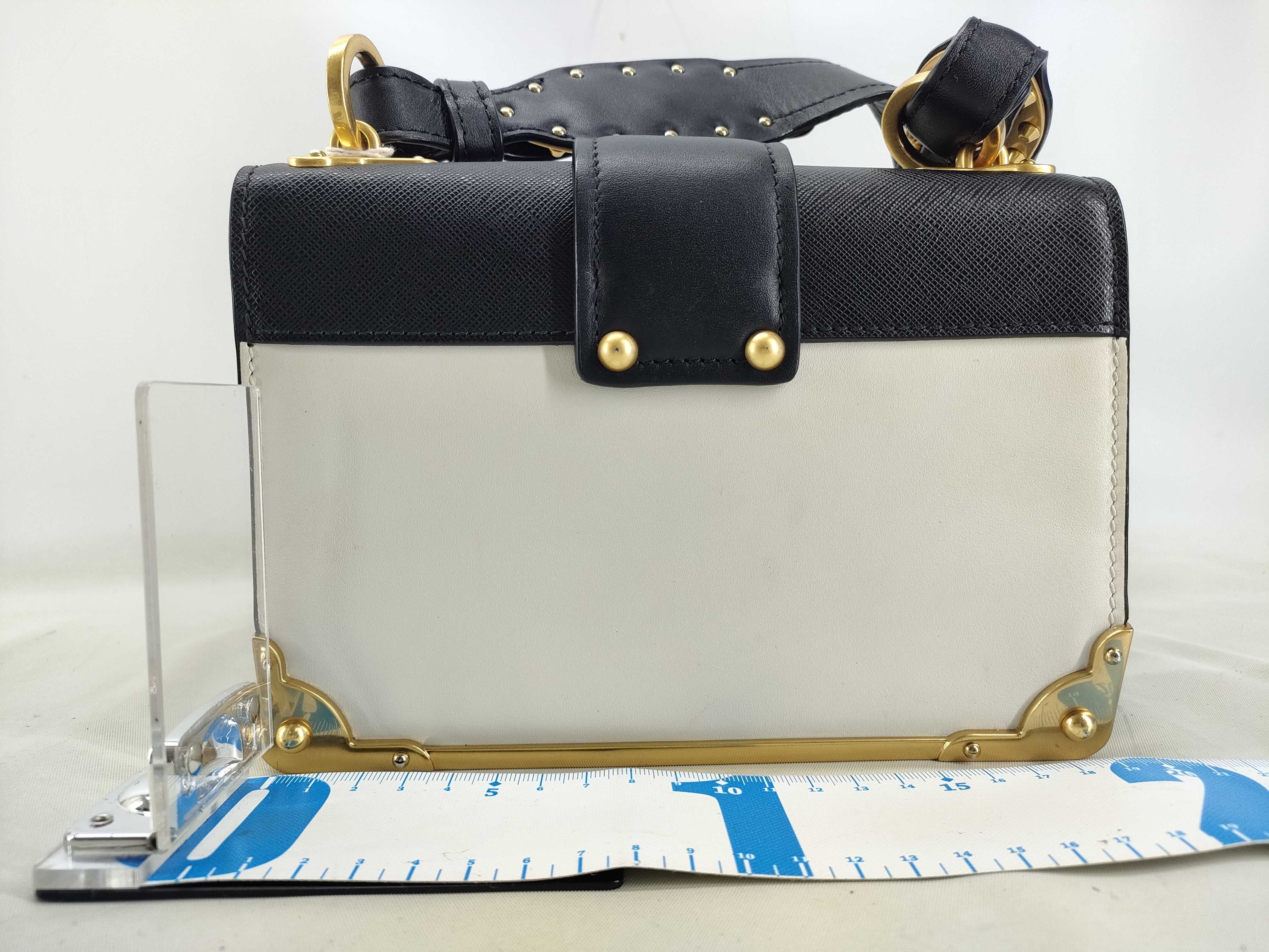 FR- Saffiano Leather Shoulder bag WHITE x black 1BD045 (Usures griffures Shoulder bag) — view 2