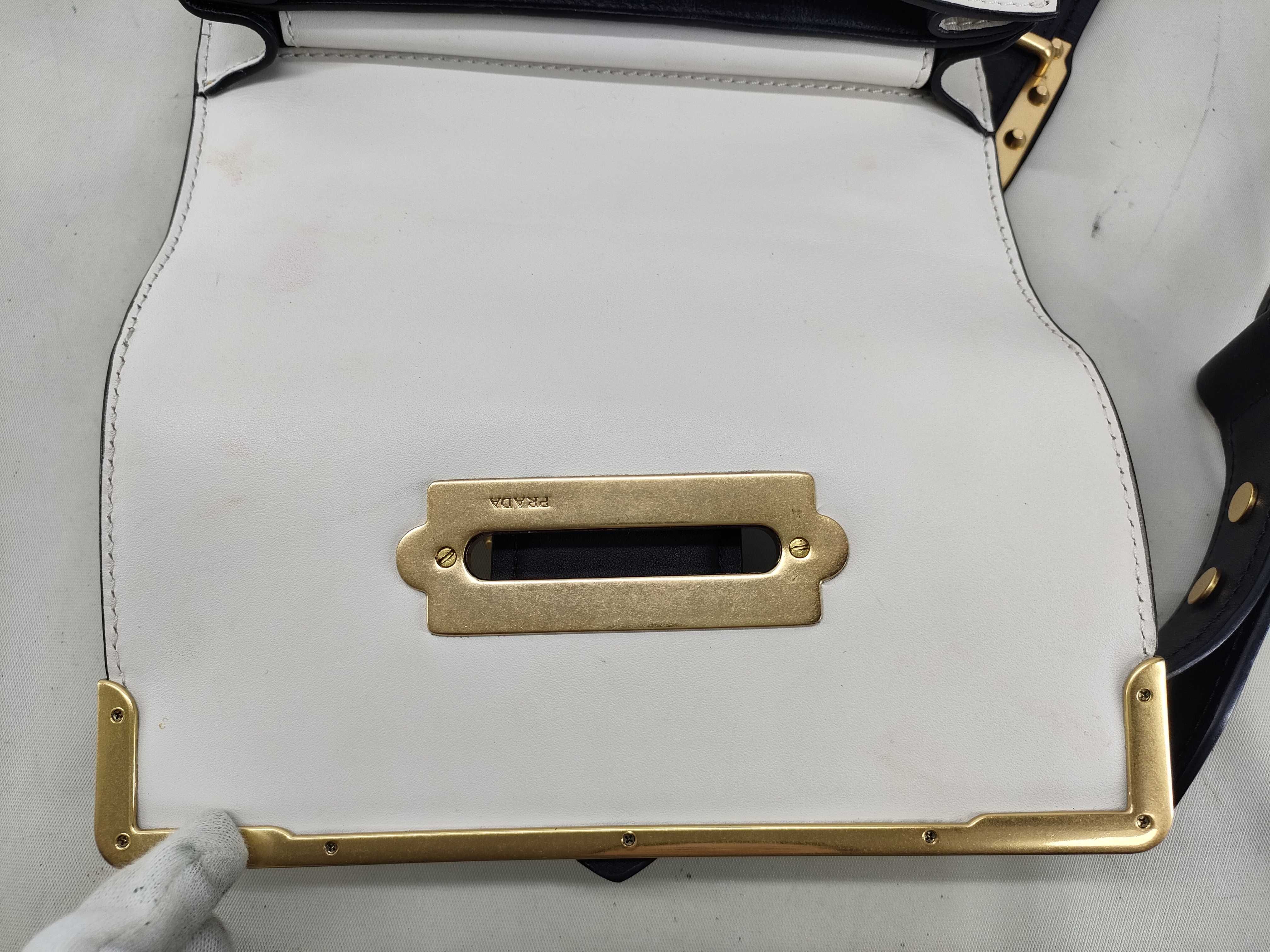 FR- Saffiano Leather Shoulder bag WHITE x black 1BD045 (Usures griffures Shoulder bag) — view 8