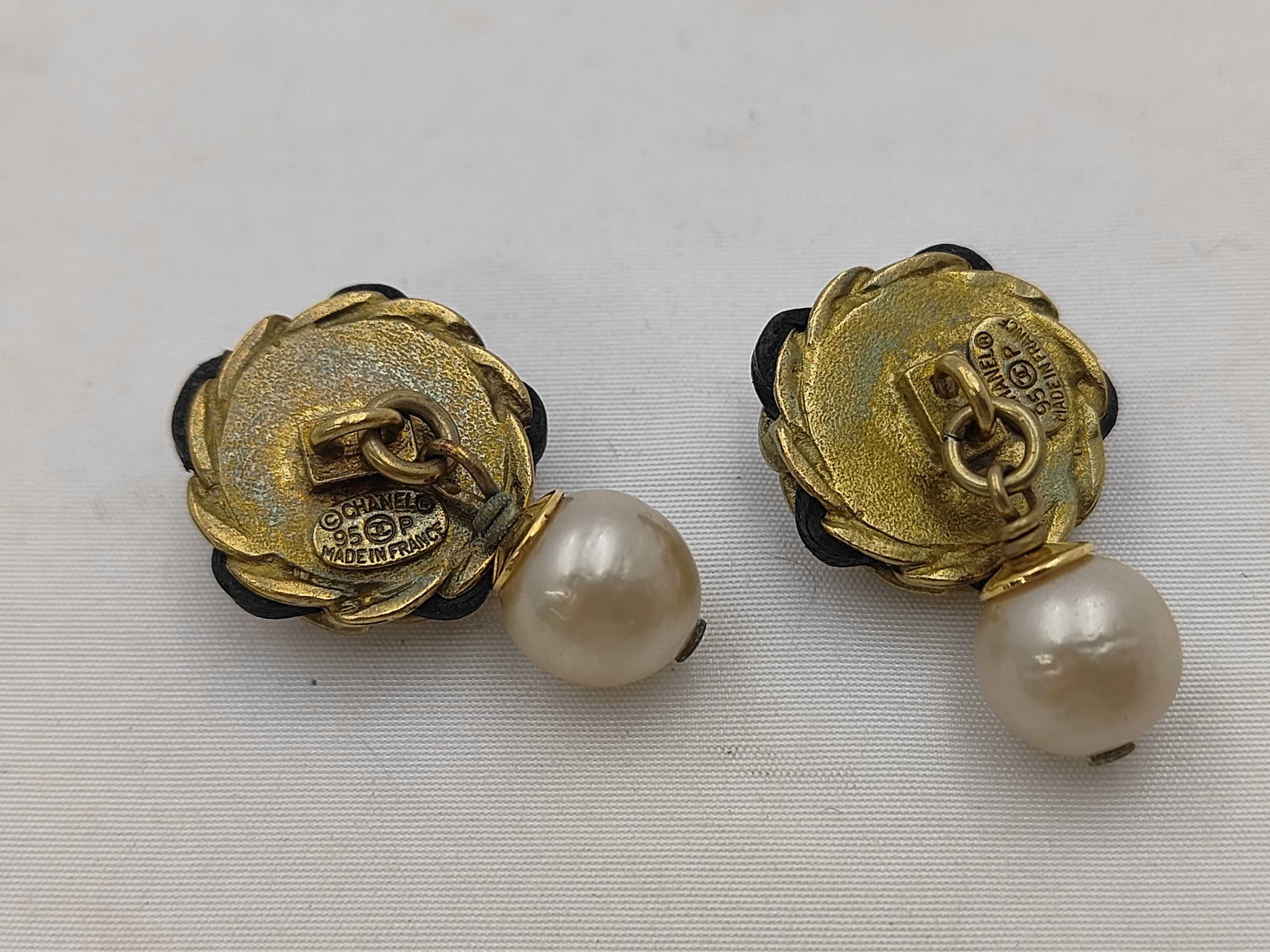 Vintage Faux Pearl Matelassé Gold Earrings 95P Earrings — view 2
