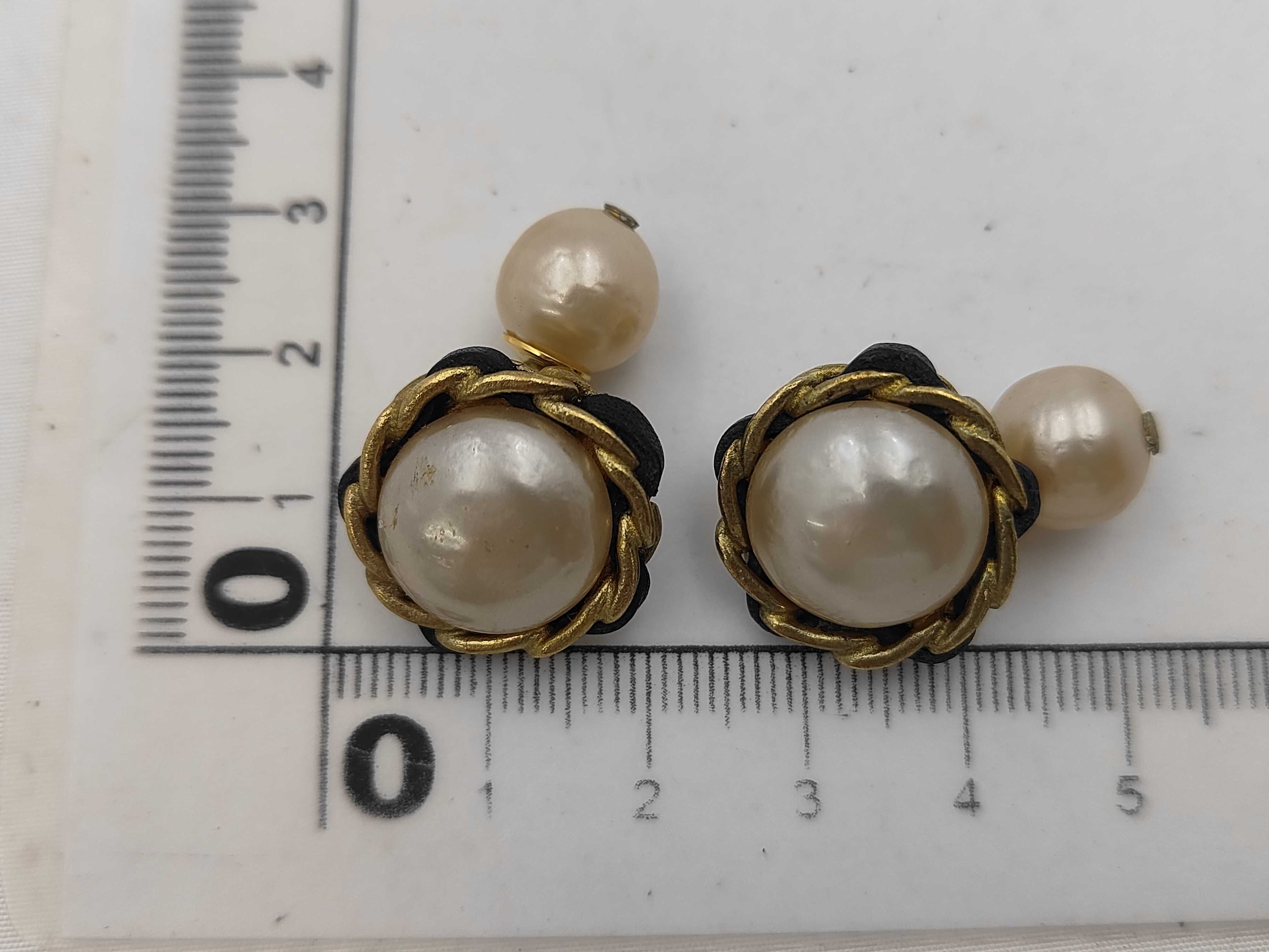 Vintage Faux Pearl Matelassé Gold Earrings 95P Earrings — view 4