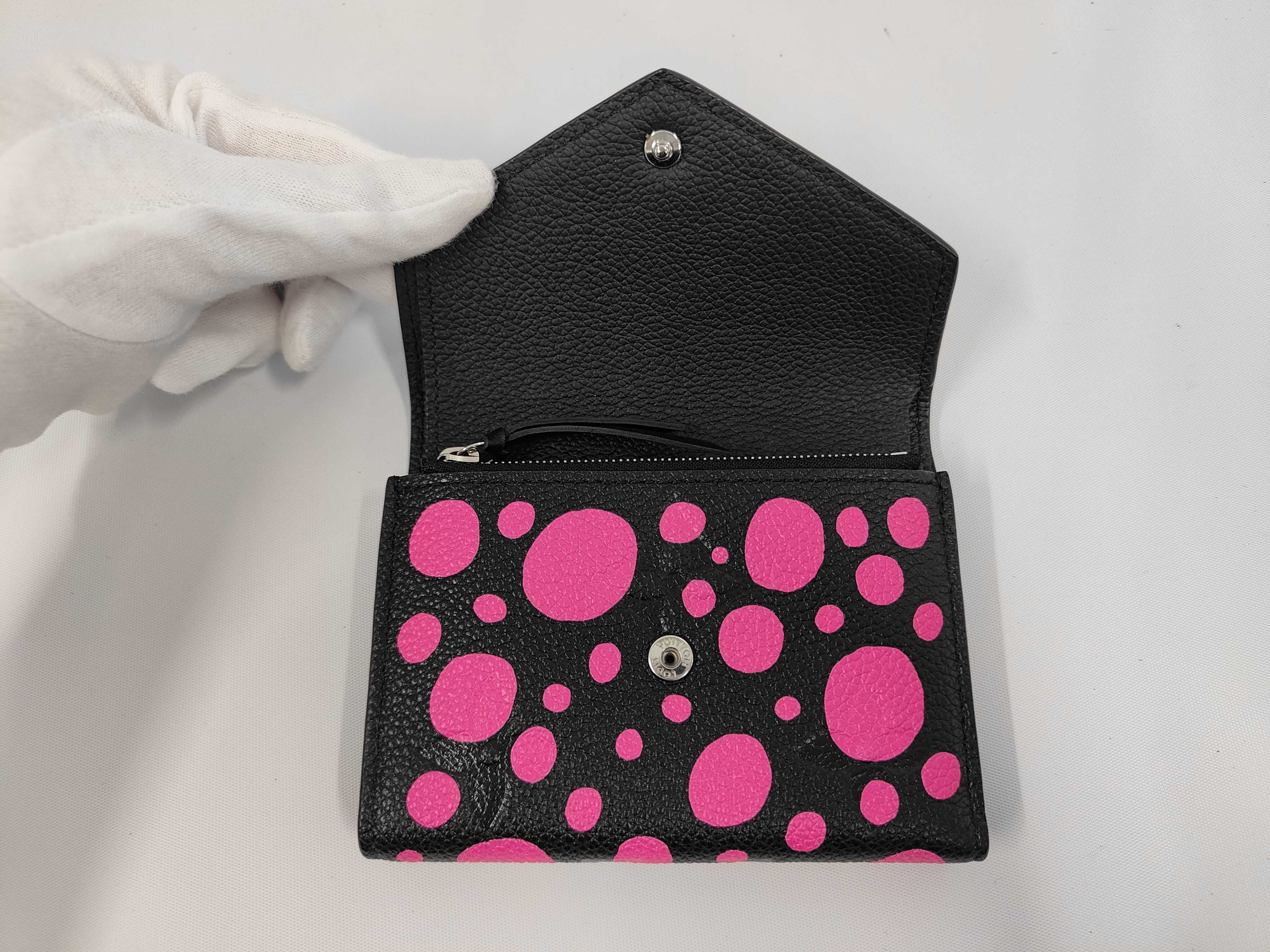 Yayoi Kusama Portefeuille Claire Compact Wallet M81956 RFID detected. Accessories included. — view 6