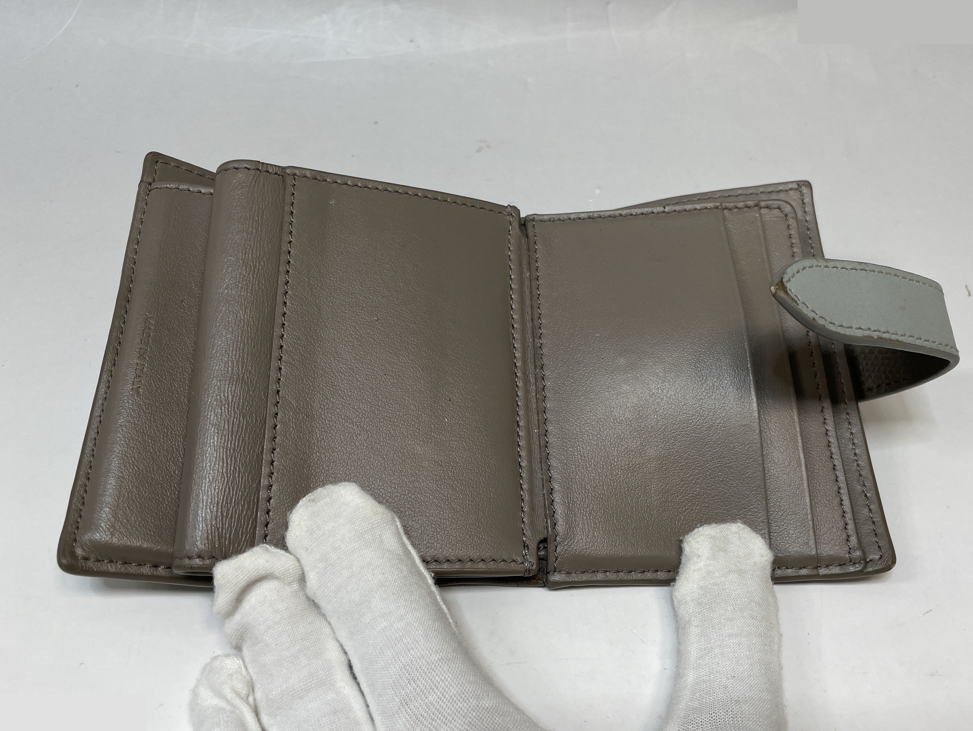 Small strap wallet, bi-fold wallet, greige — view 9