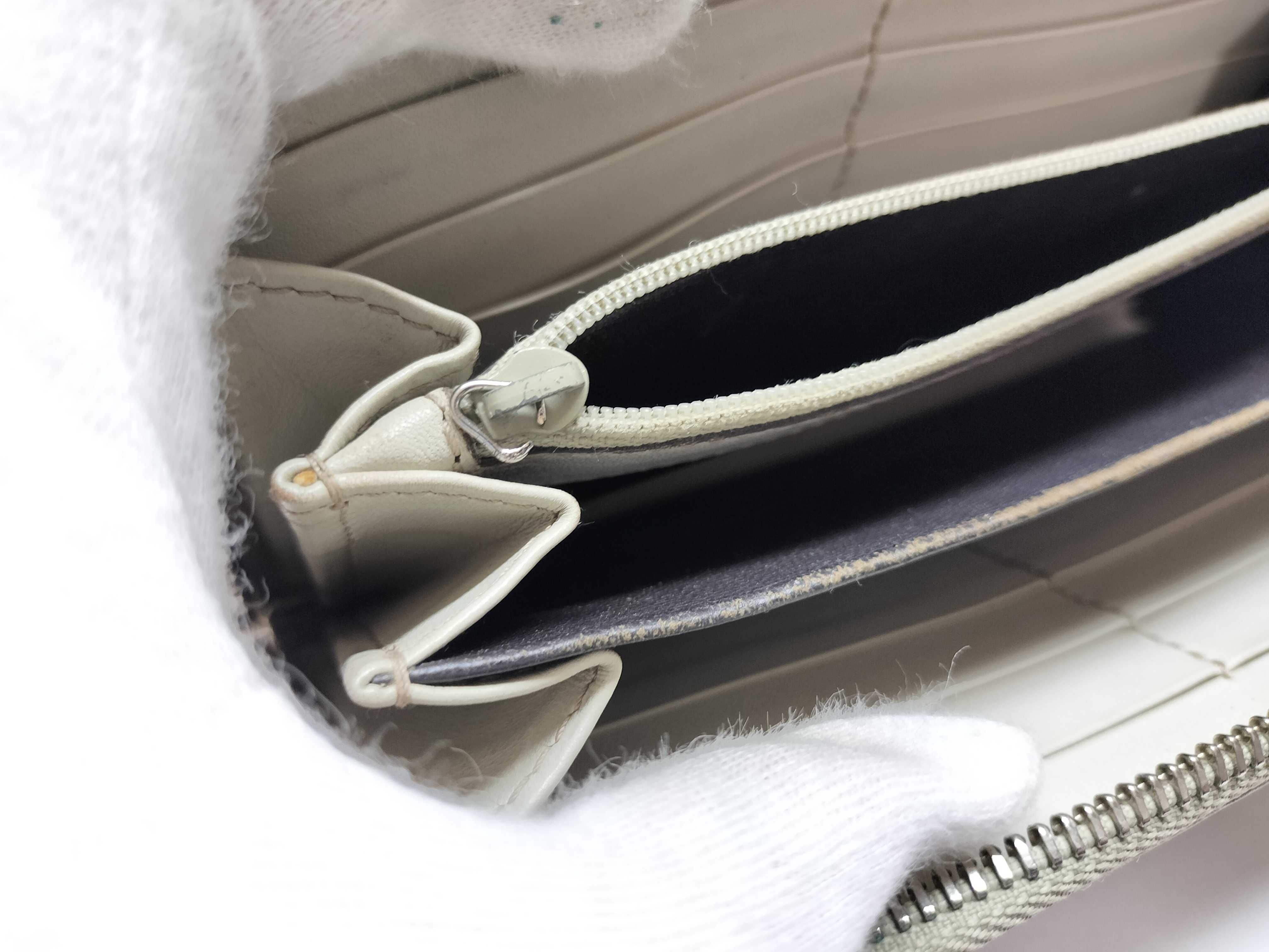 round zip coin case wallet with broken zipper — view 15