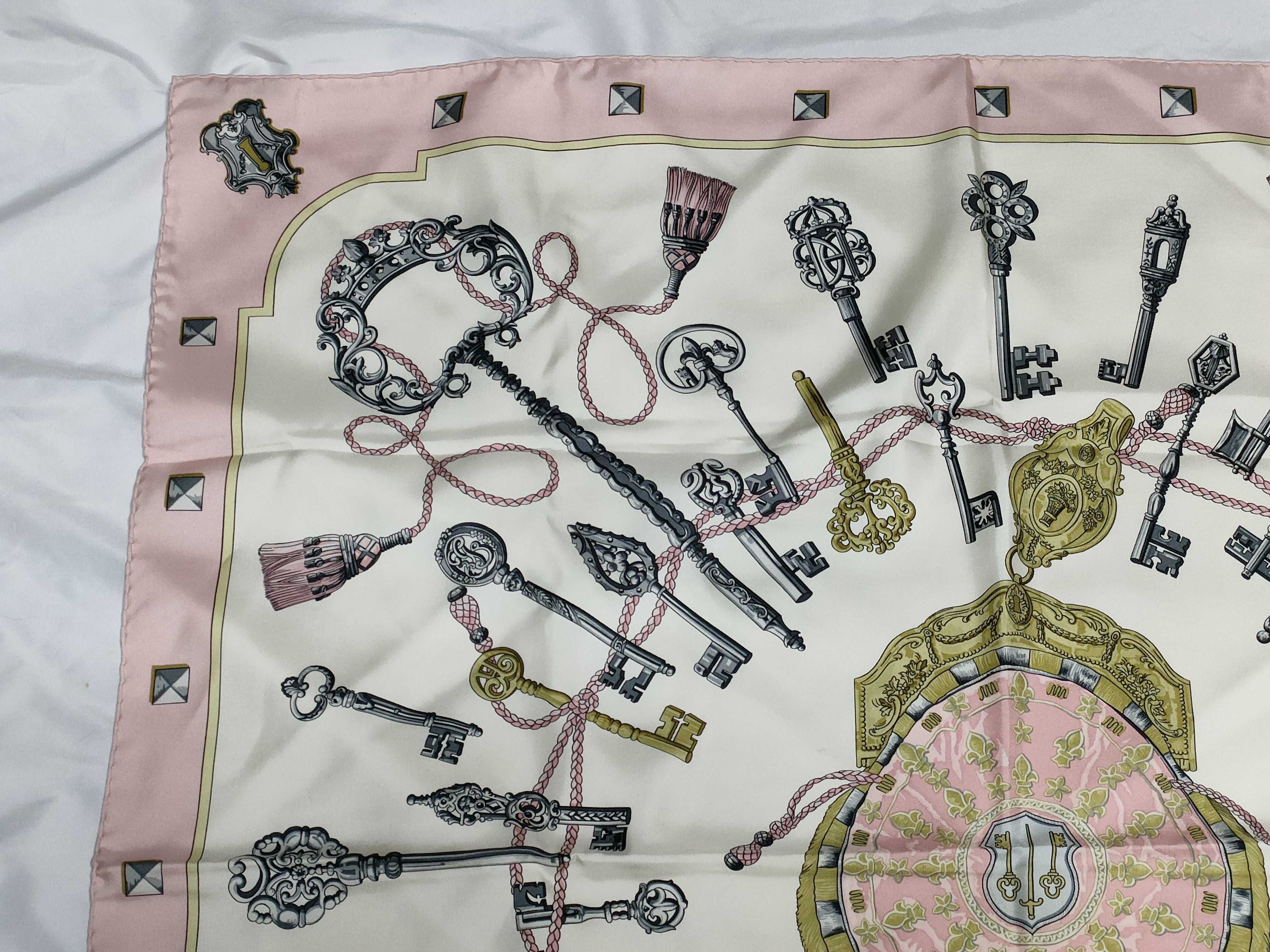 Carre Large Size Key and Other Small Items — view 6