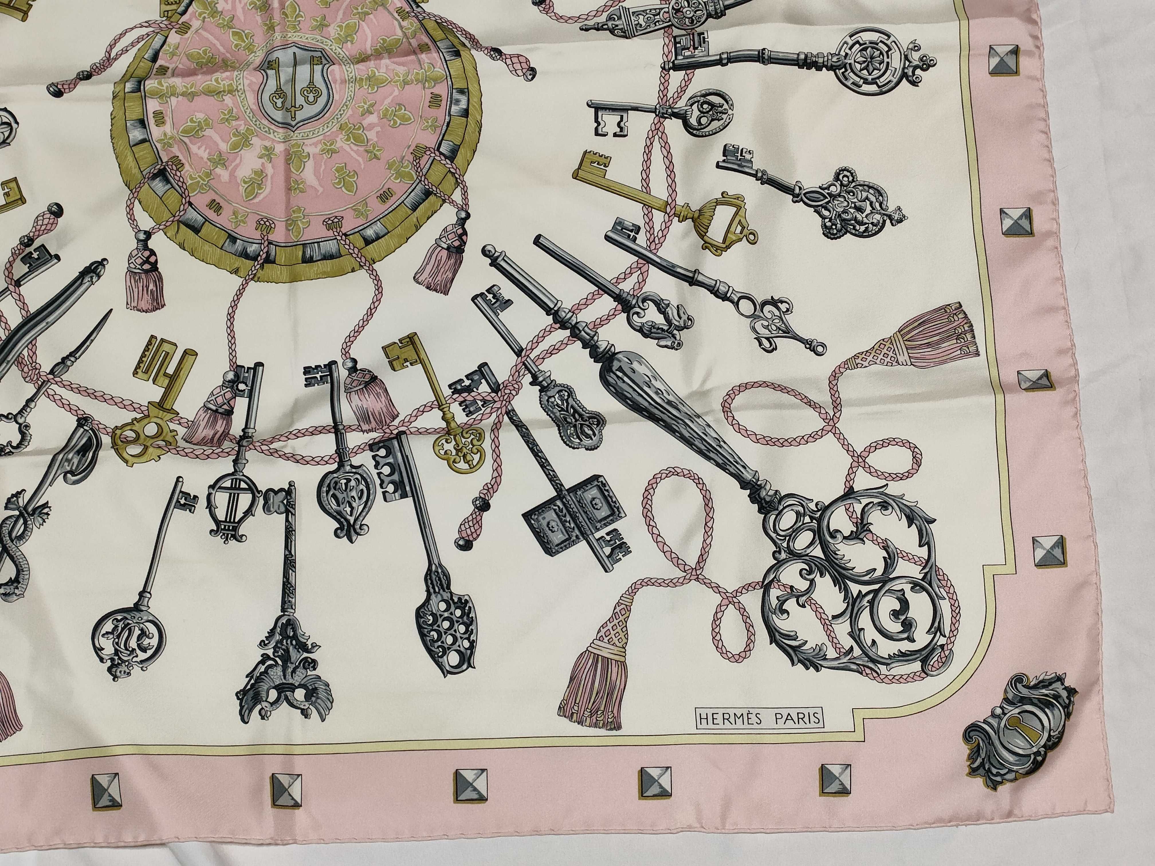 Carre Large Size Key and Other Small Items — view 9