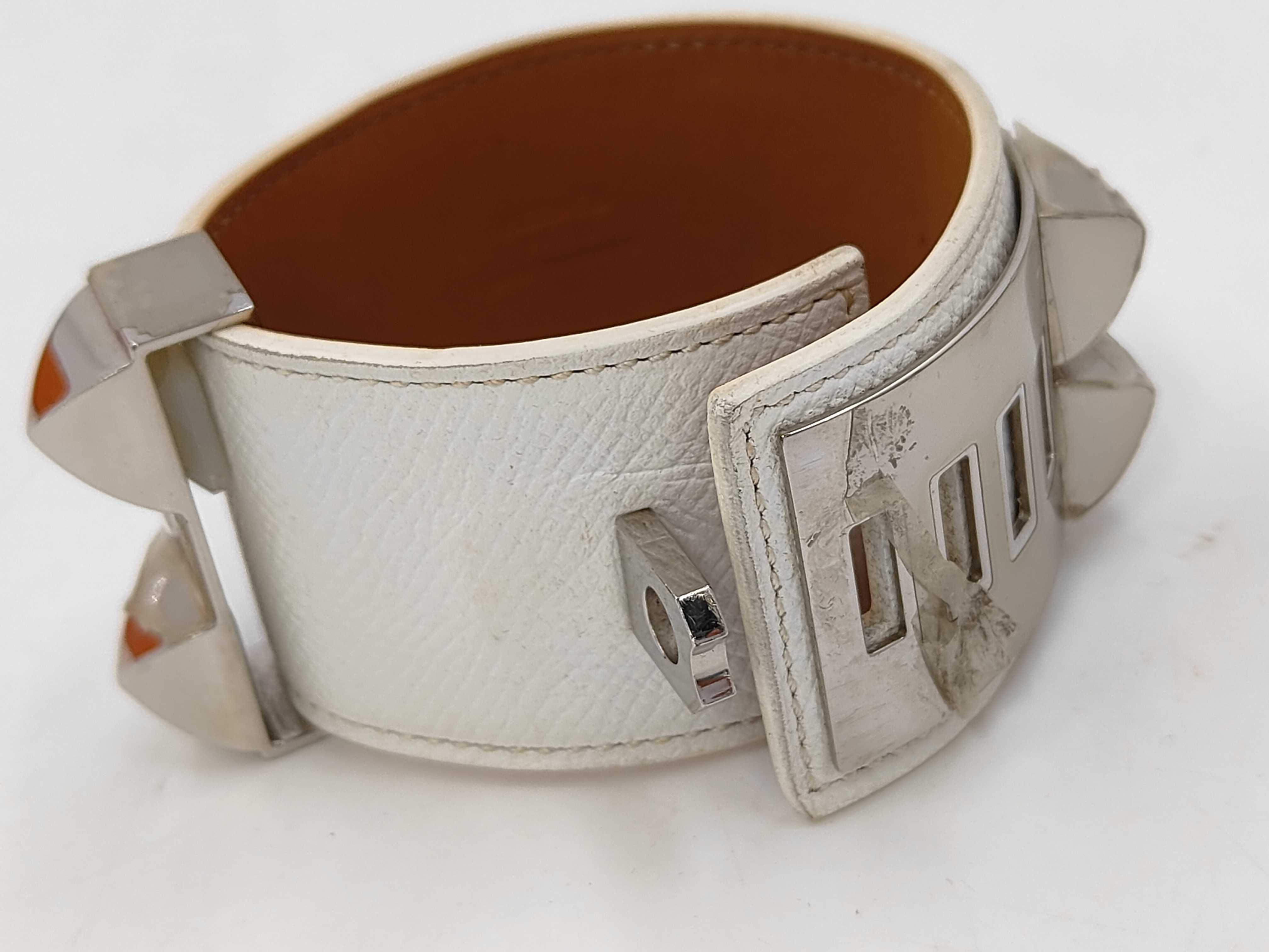 Collier de Chien R stamped bracelet Bracelet/Bangle — view 4