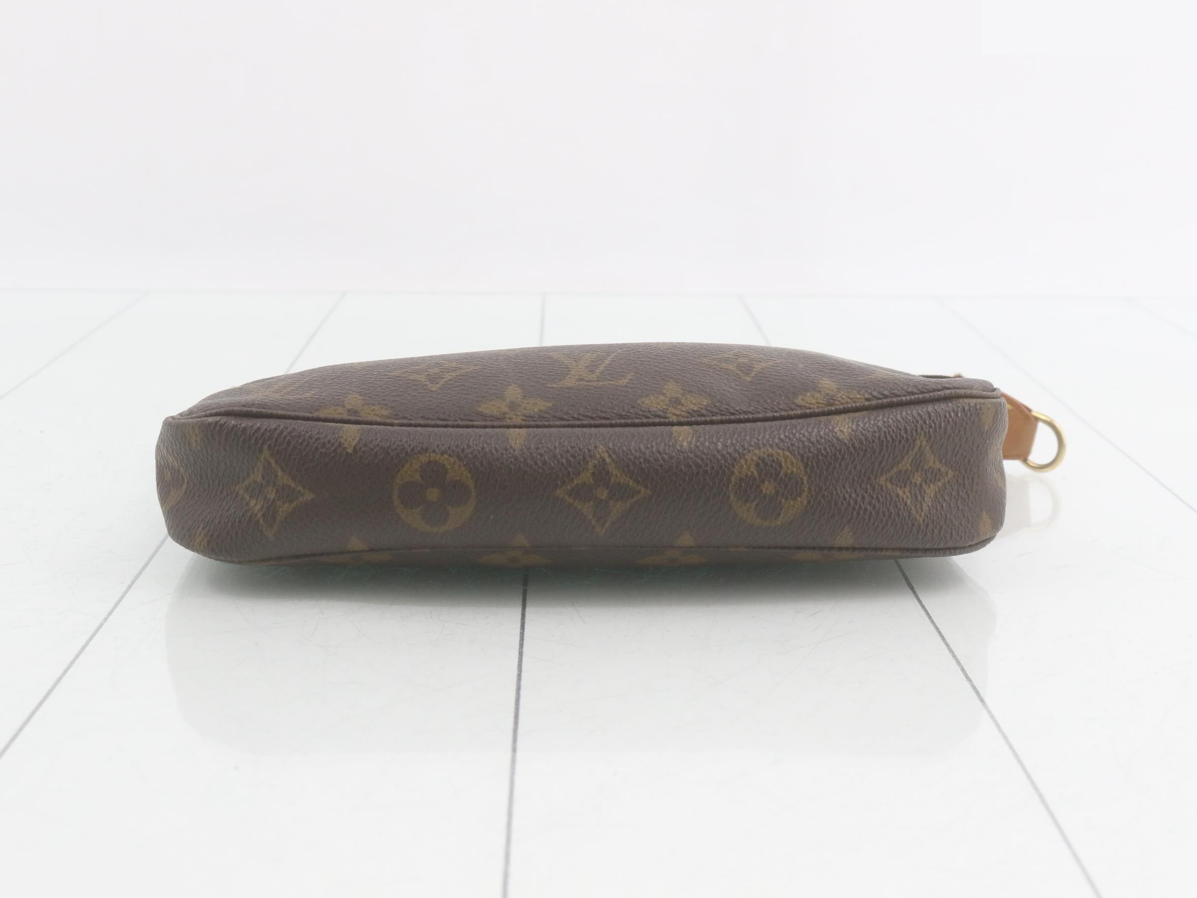 Pochette Accessoires (old model) with shoulder strap — view 3