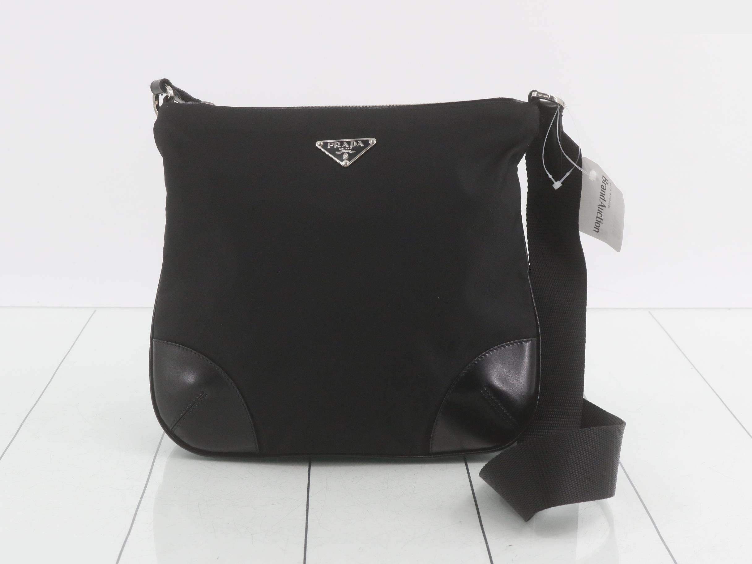 Tesuto nylon x leather shoulder bag triangular logo plate black