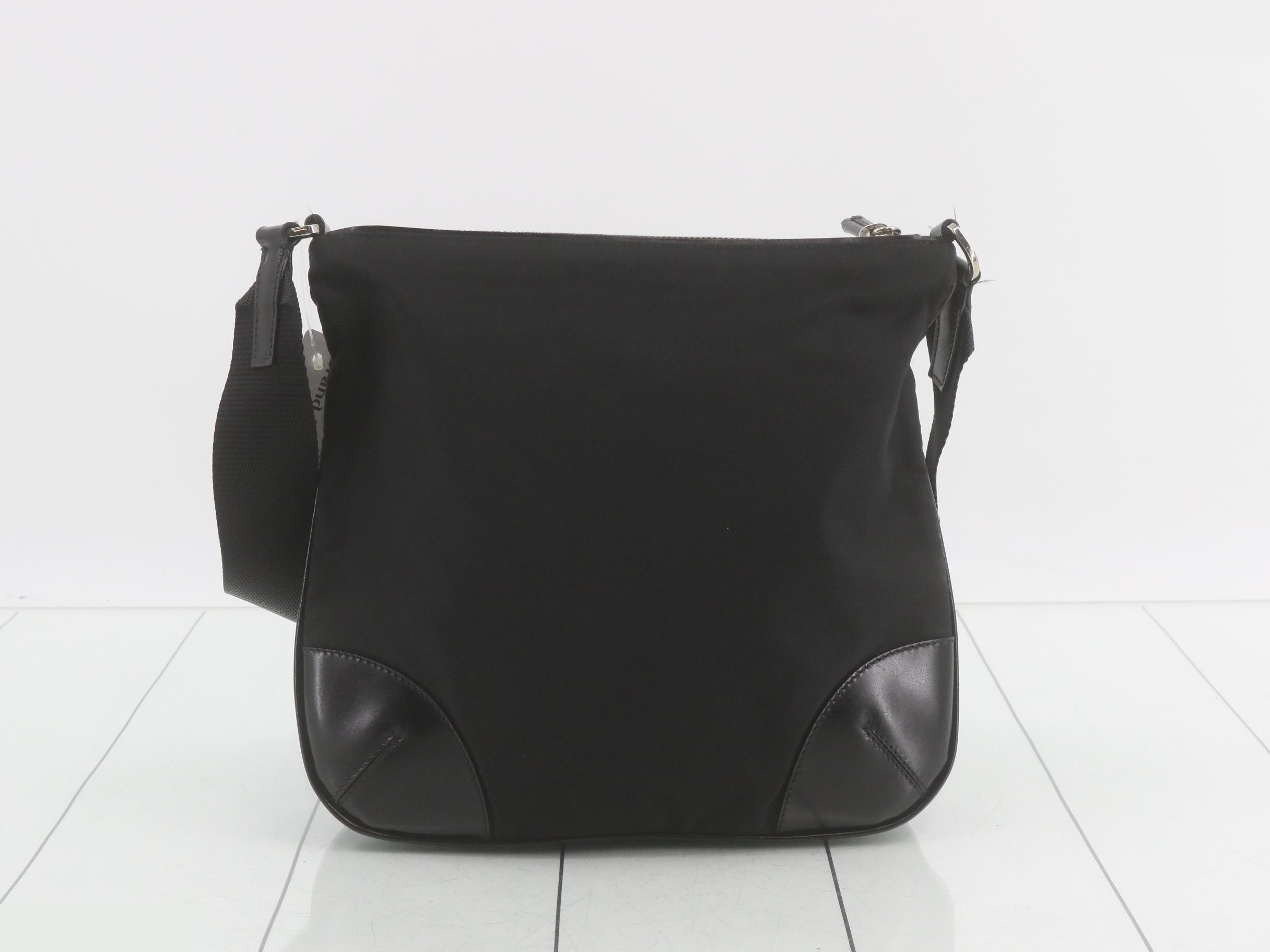 Tesuto nylon x leather shoulder bag triangular logo plate black — view 2