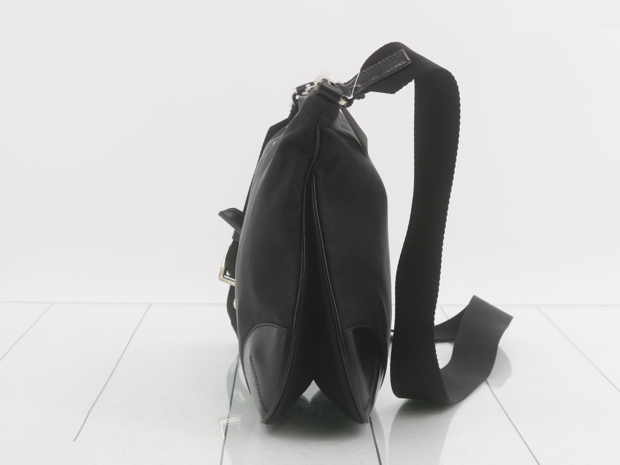 Tesuto nylon x leather shoulder bag triangular logo plate black — view 3