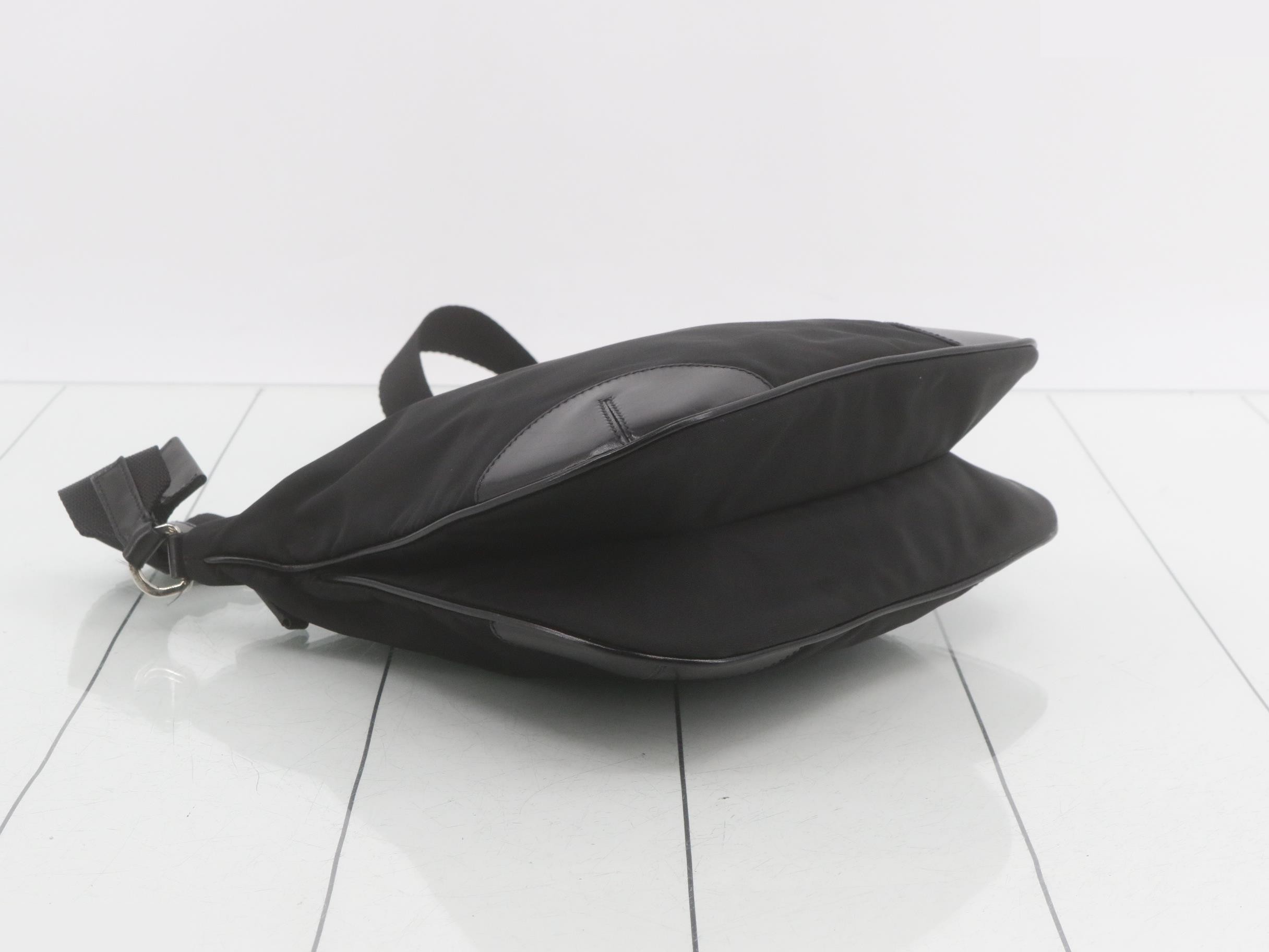 Tesuto nylon x leather shoulder bag triangular logo plate black — view 5