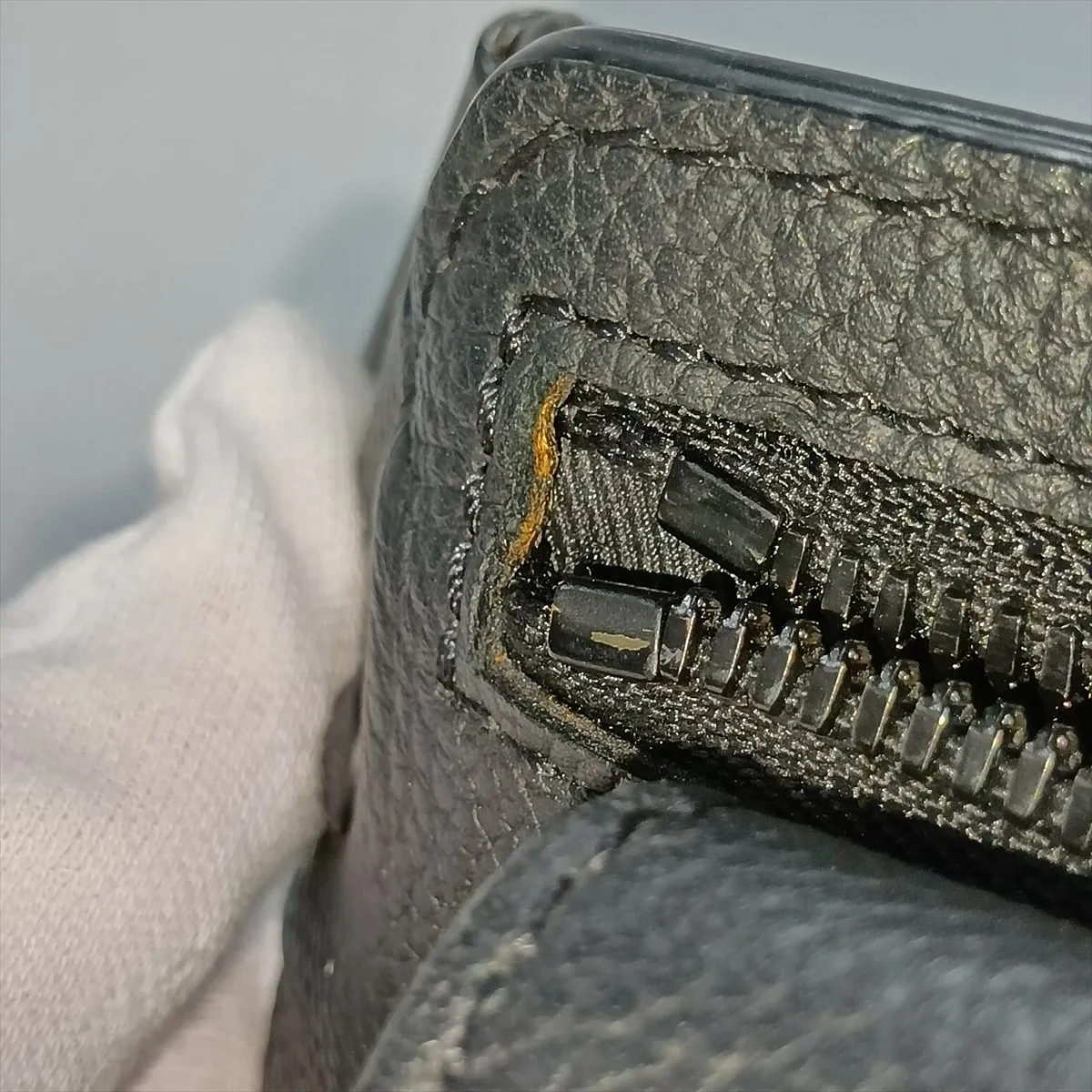 LV Aerogram Takeoff Sling M57081 Black (RFID detected) — view 12