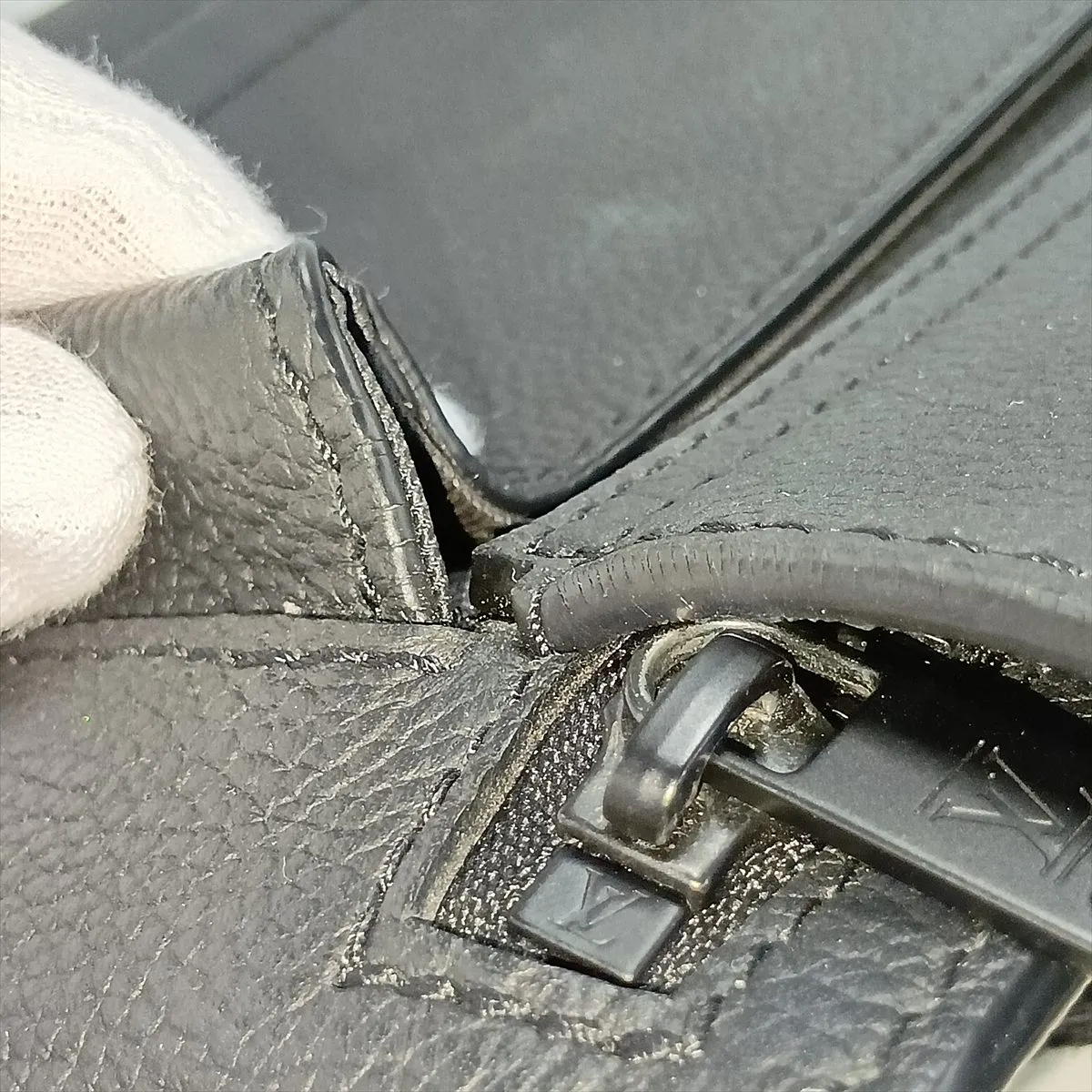 LV Aerogram Takeoff Sling M57081 Black (RFID detected) — view 13