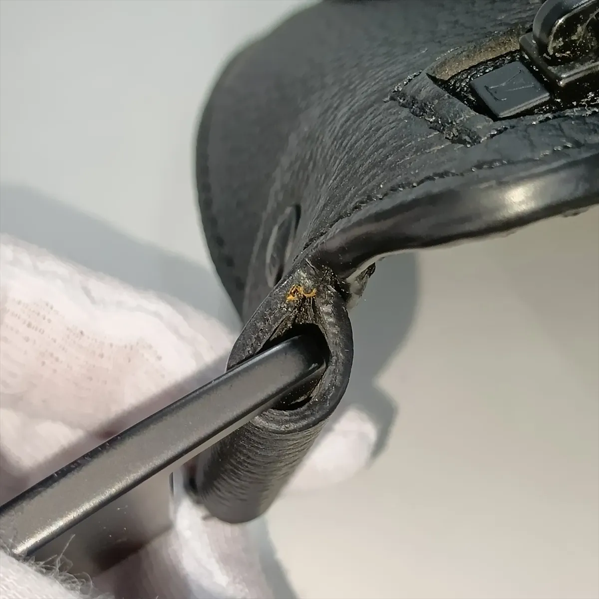 LV Aerogram Takeoff Sling M57081 Black (RFID detected) — view 14