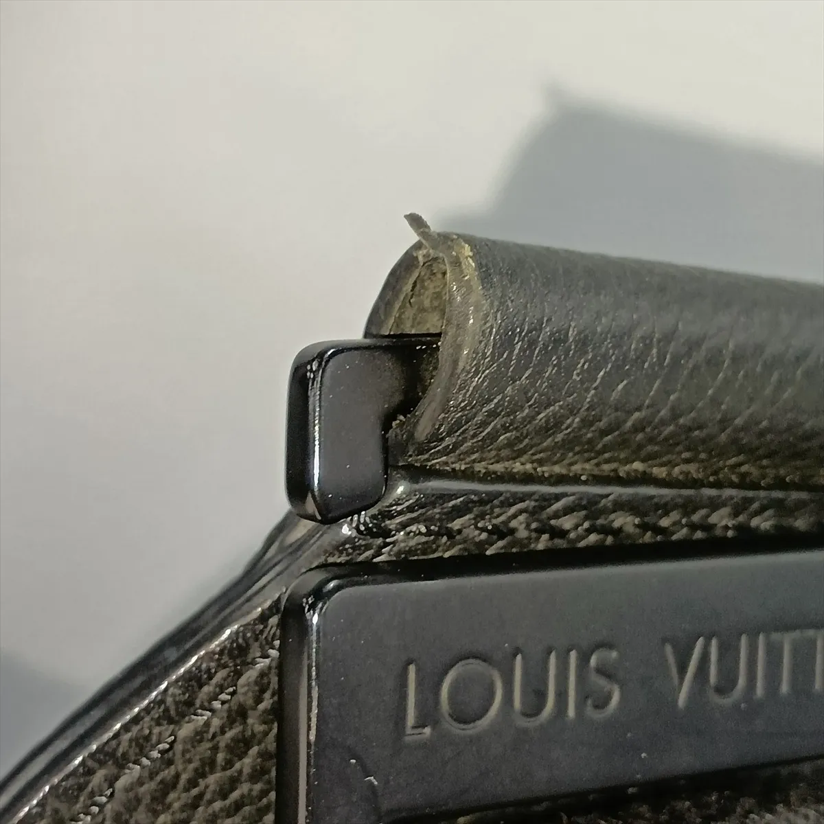 LV Aerogram Takeoff Sling M57081 Black (RFID detected) — view 15