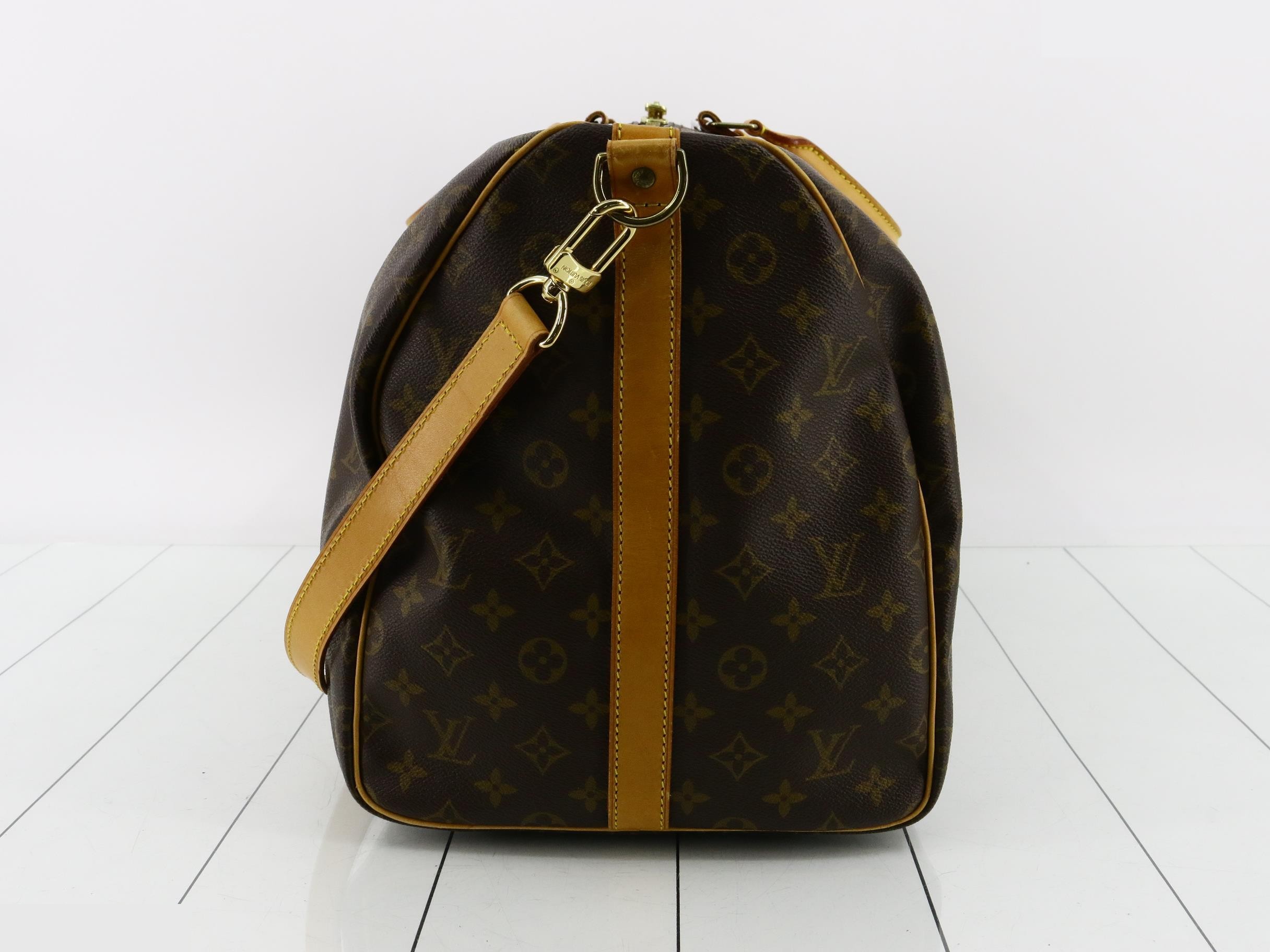 Keepall Bandoulière 55 with shoulder strap, padlock, 2 keys, and handle strap. — view 3