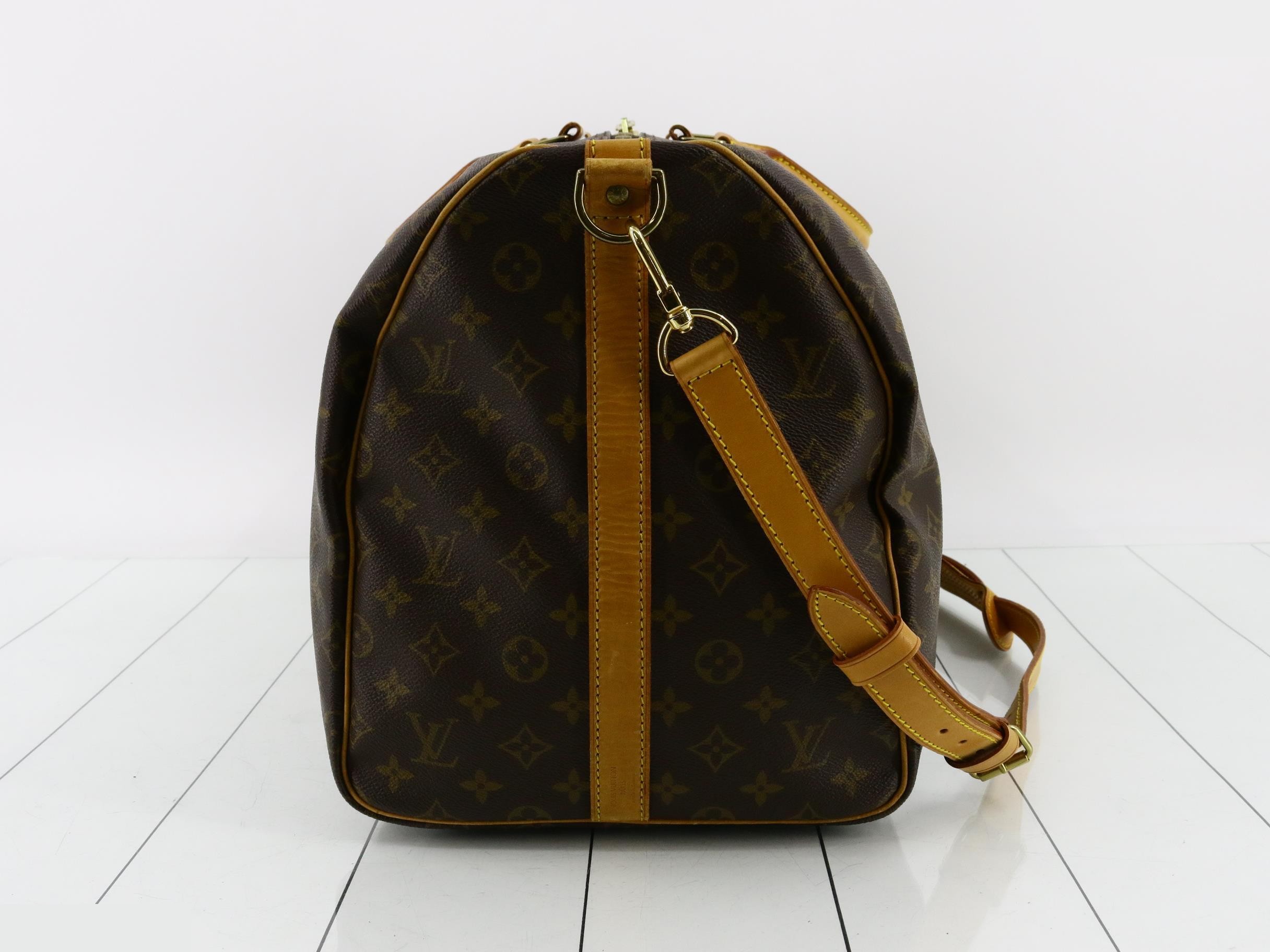 Keepall Bandoulière 55 with shoulder strap, padlock, 2 keys, and handle strap. — view 4