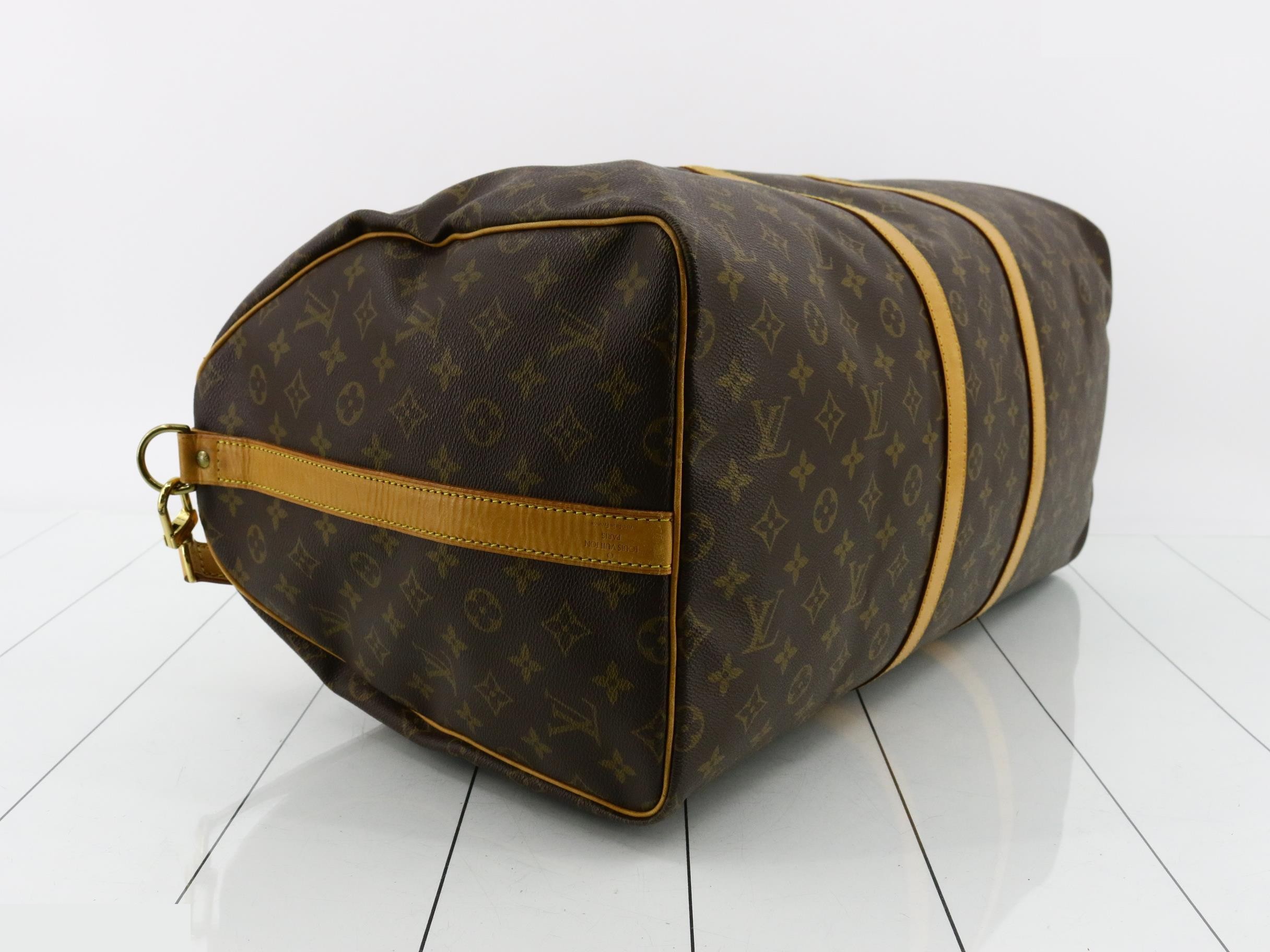 Keepall Bandoulière 55 with shoulder strap, padlock, 2 keys, and handle strap. — view 5