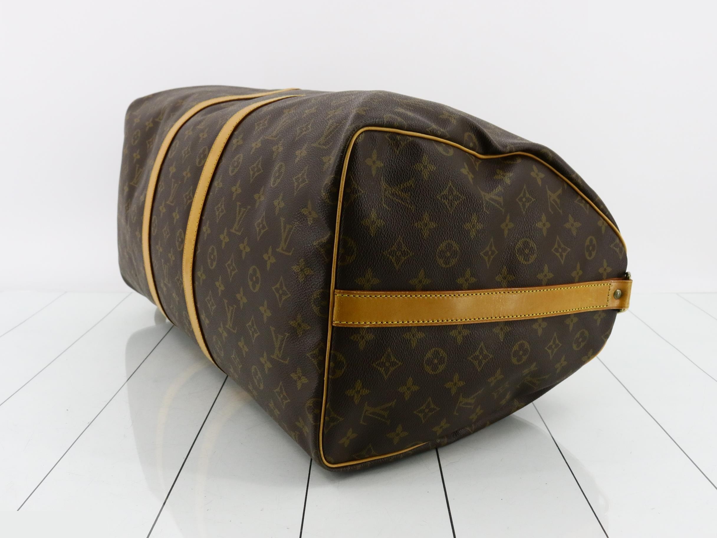 Keepall Bandoulière 55 with shoulder strap, padlock, 2 keys, and handle strap. — view 6