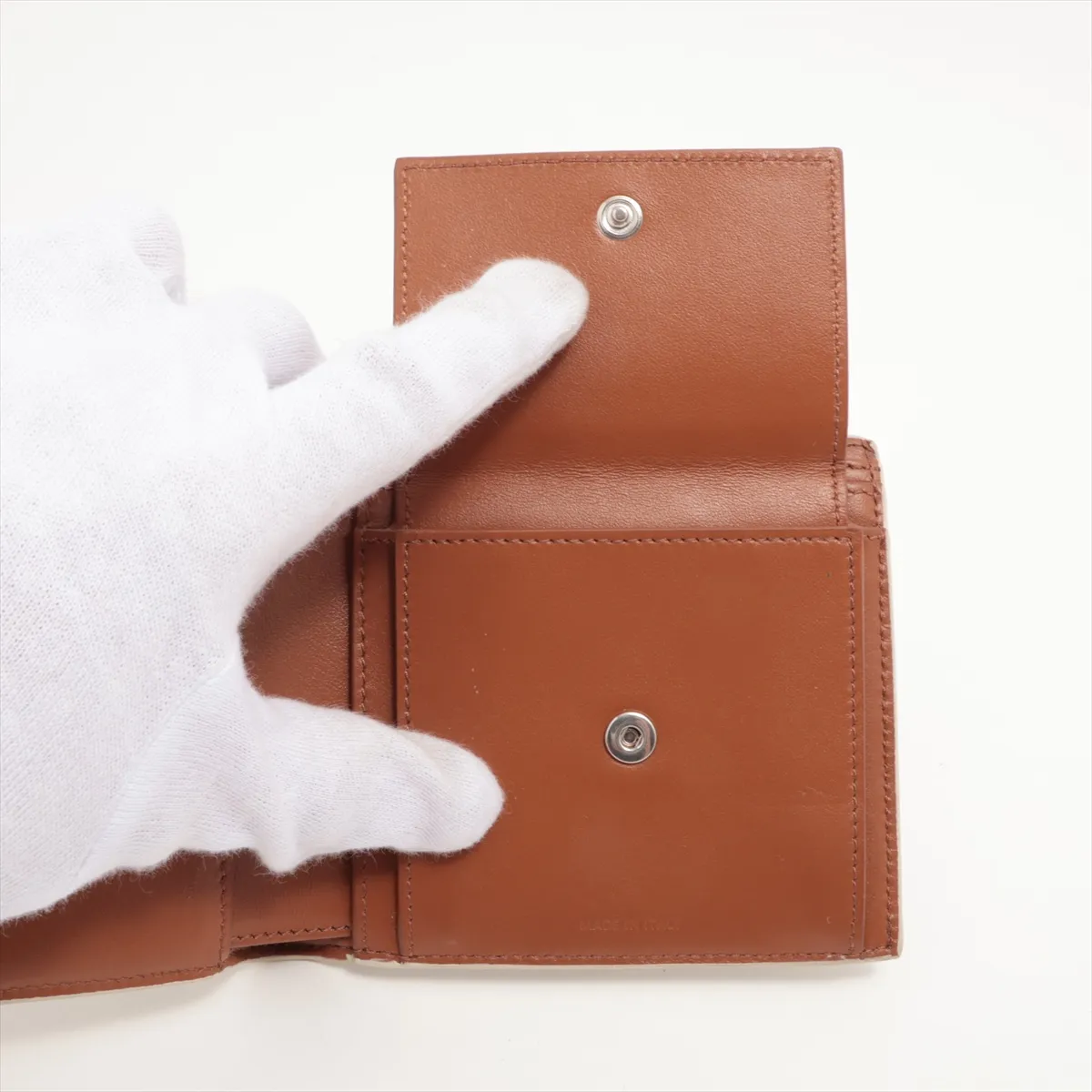 Triomphe Bifold Leather Compact Wallet Beige — view 4