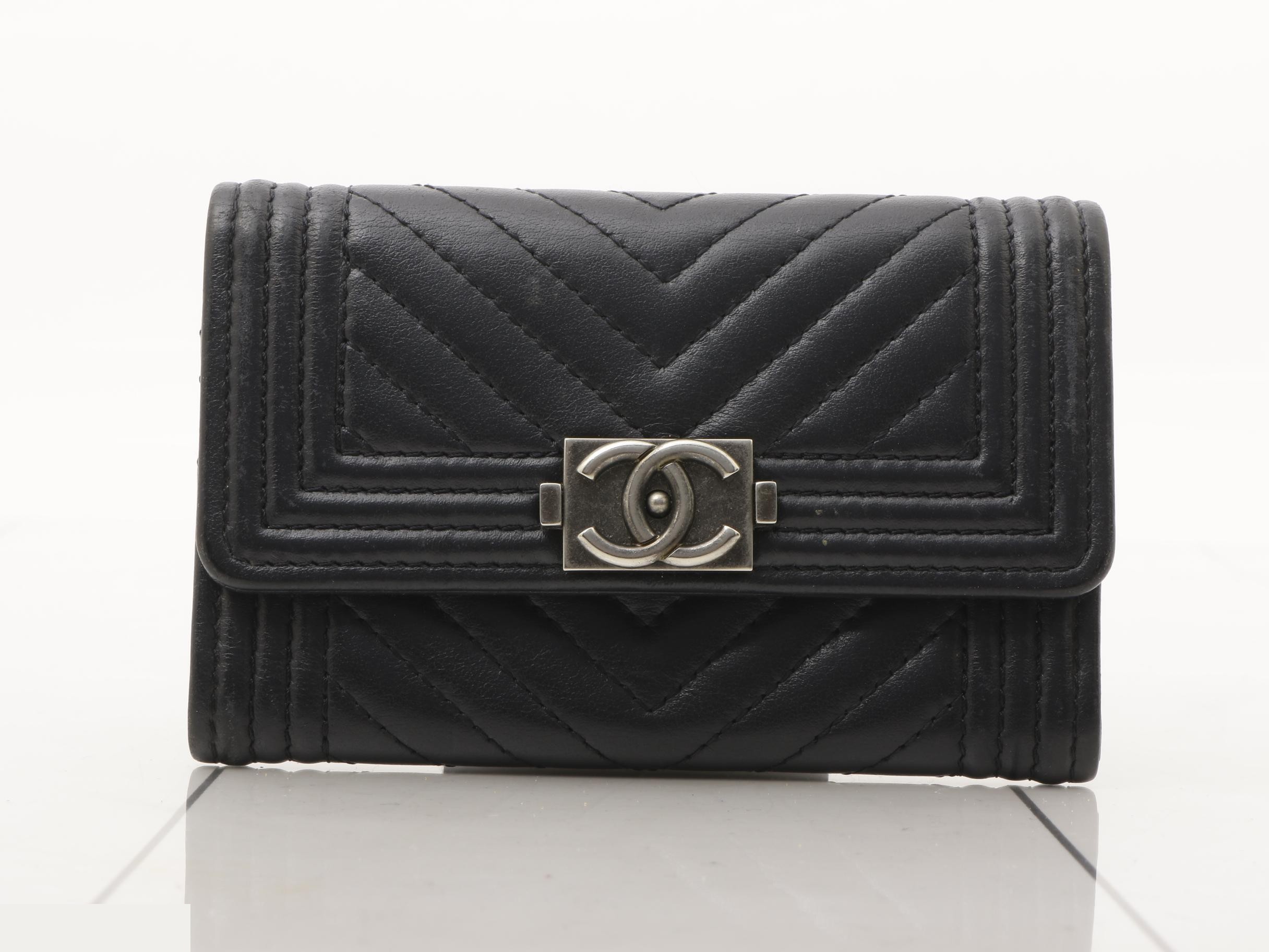 Boy Chanel V-stitch card case