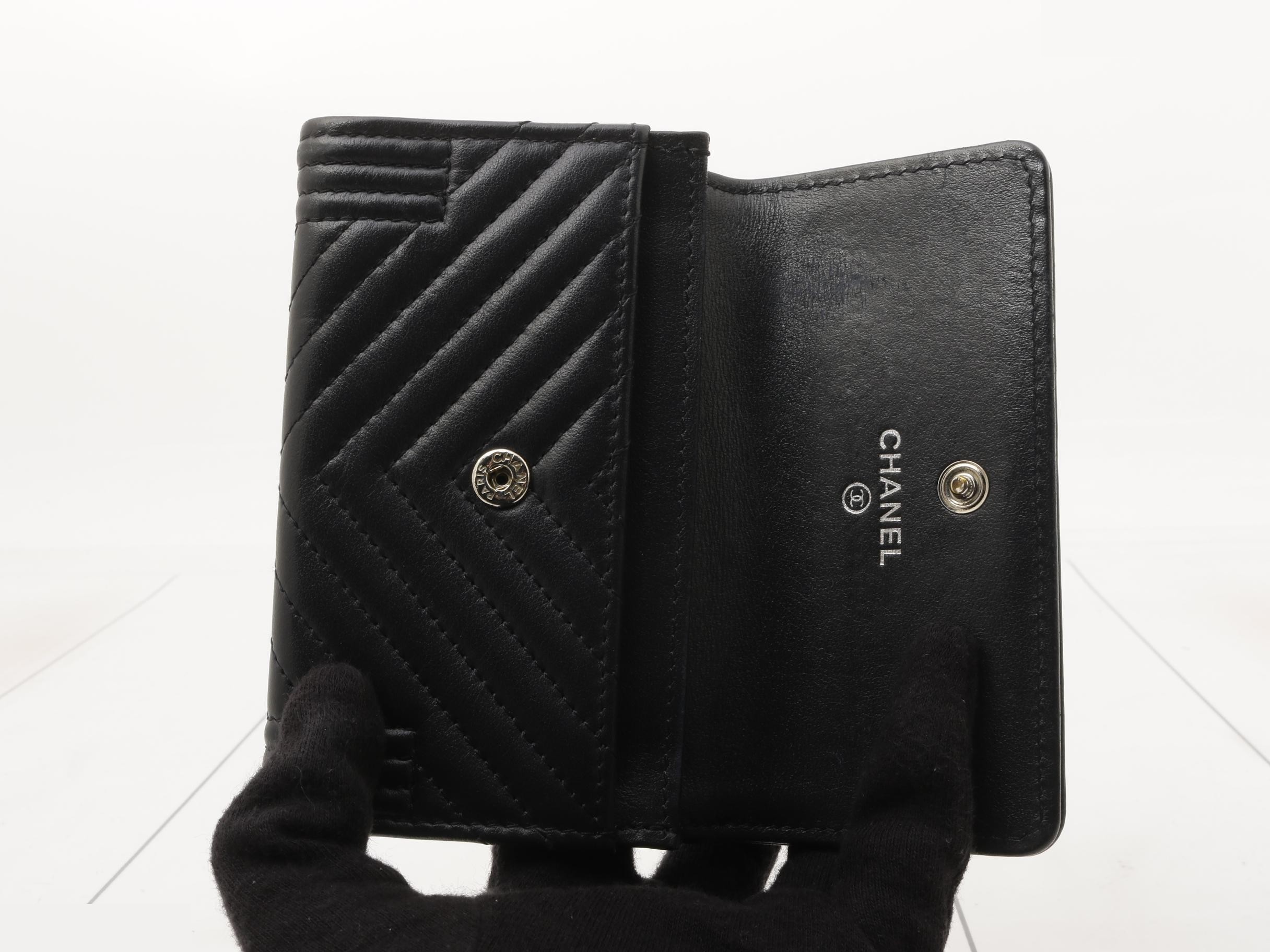 Boy Chanel V-stitch card case — view 4