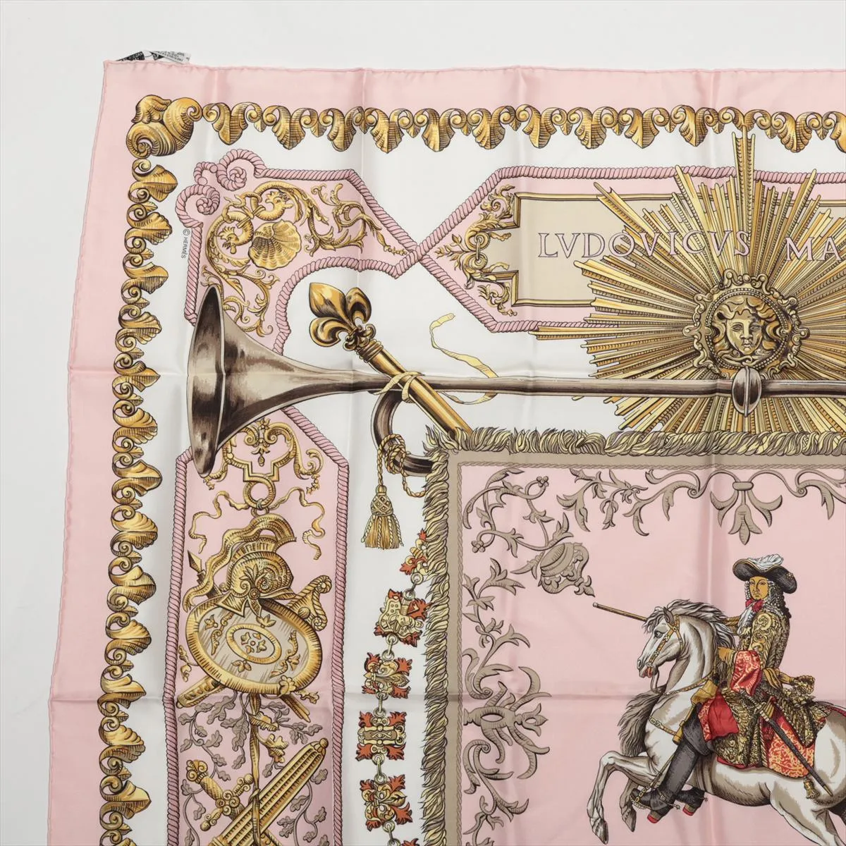 Carre 90 LVDOVICVS MAGNVS Louis XIV astride a white horse Scarf Silk Pink Thread — view 2