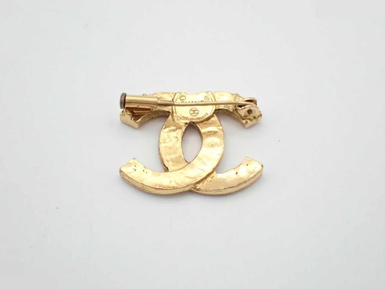 Coco mark gold brooch — view 2