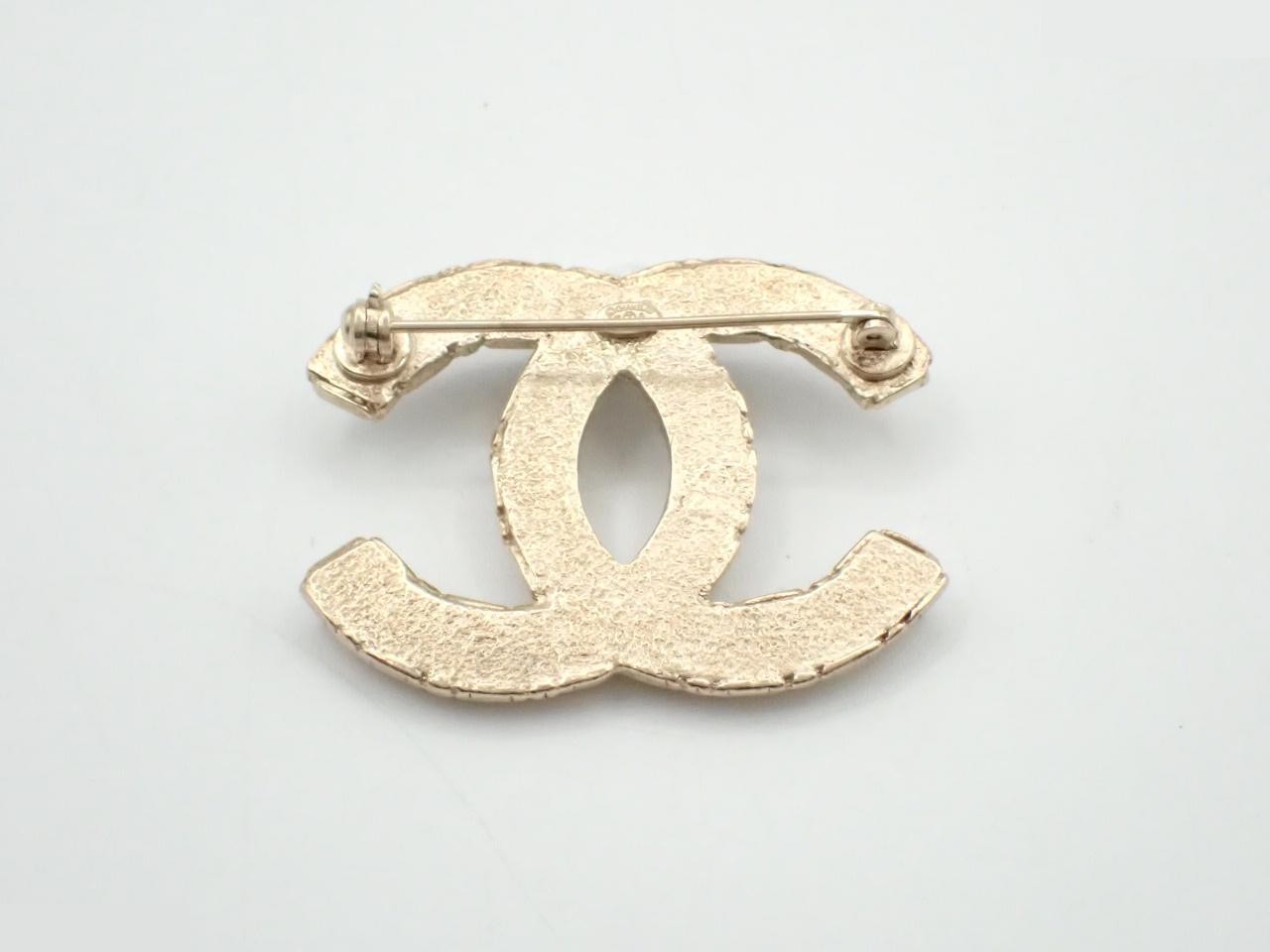 brooch — view 2