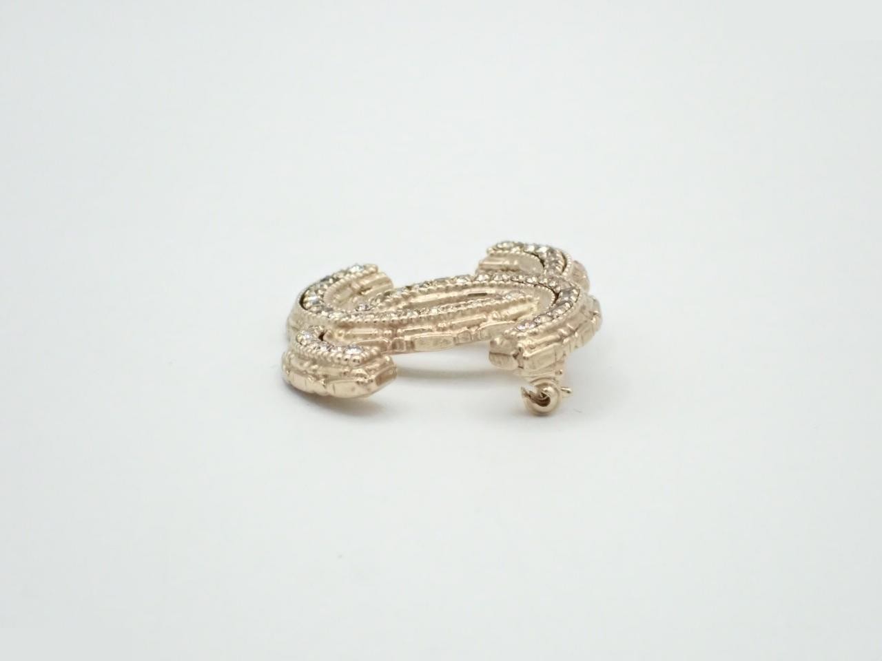 brooch — view 3