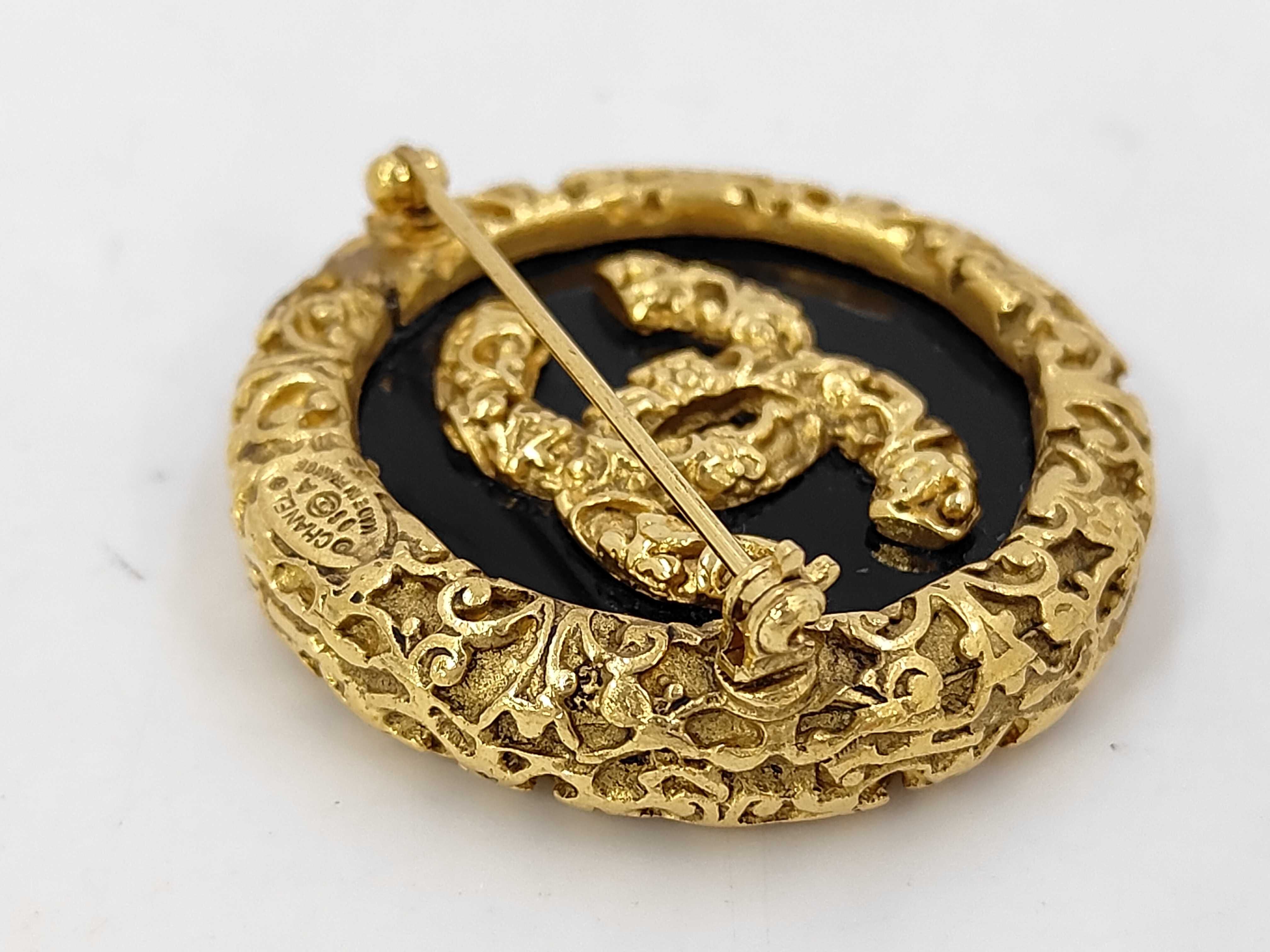 Lava Coco Mark Gold Black Brooch 93A — view 4
