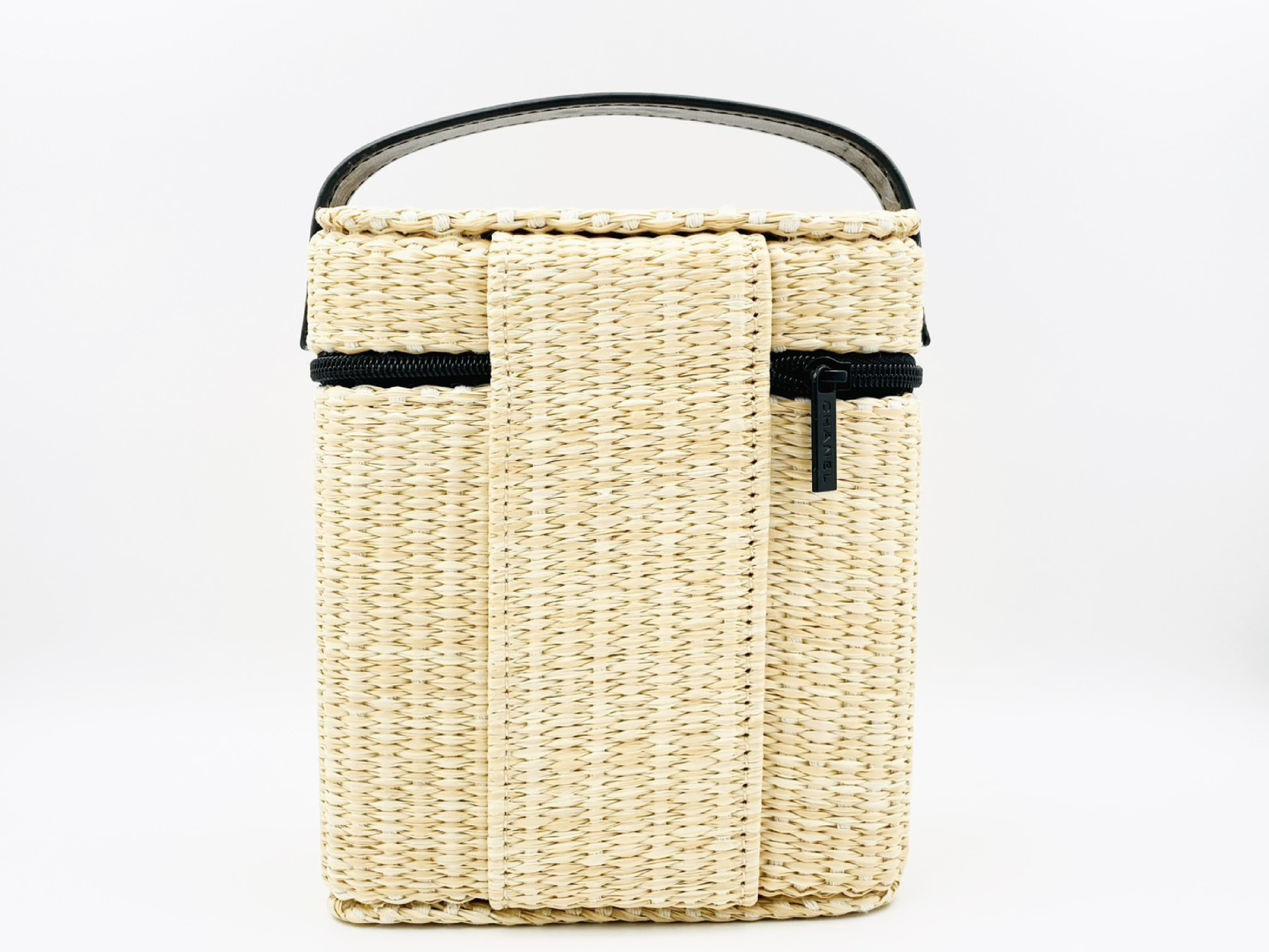 Les Beiges Panier des Essentiels Rattan Straw Basket Mini Pouch Novelty Vanity Bag — view 2