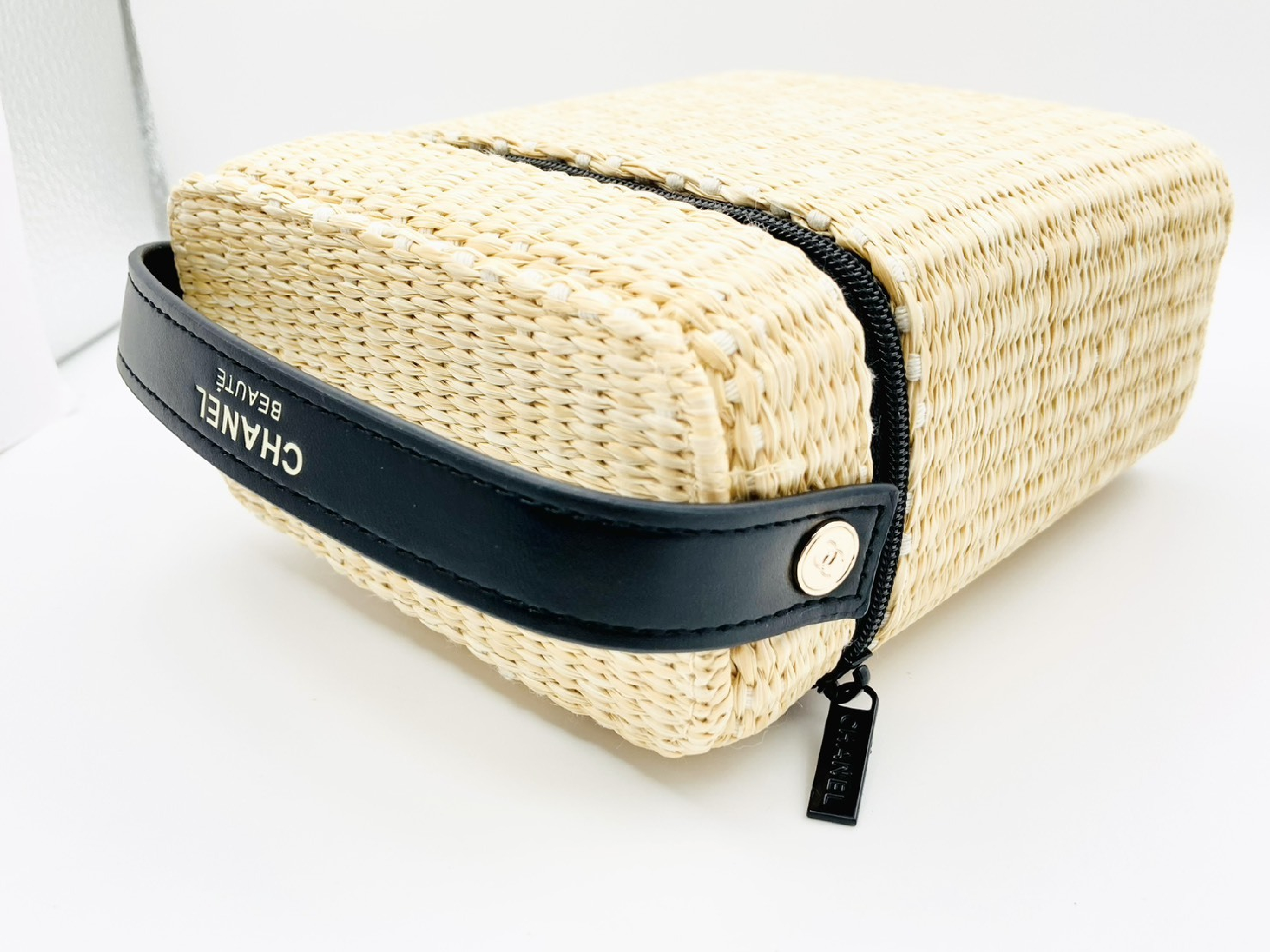 Les Beiges Panier des Essentiels Rattan Straw Basket Mini Pouch Novelty Vanity Bag — view 3