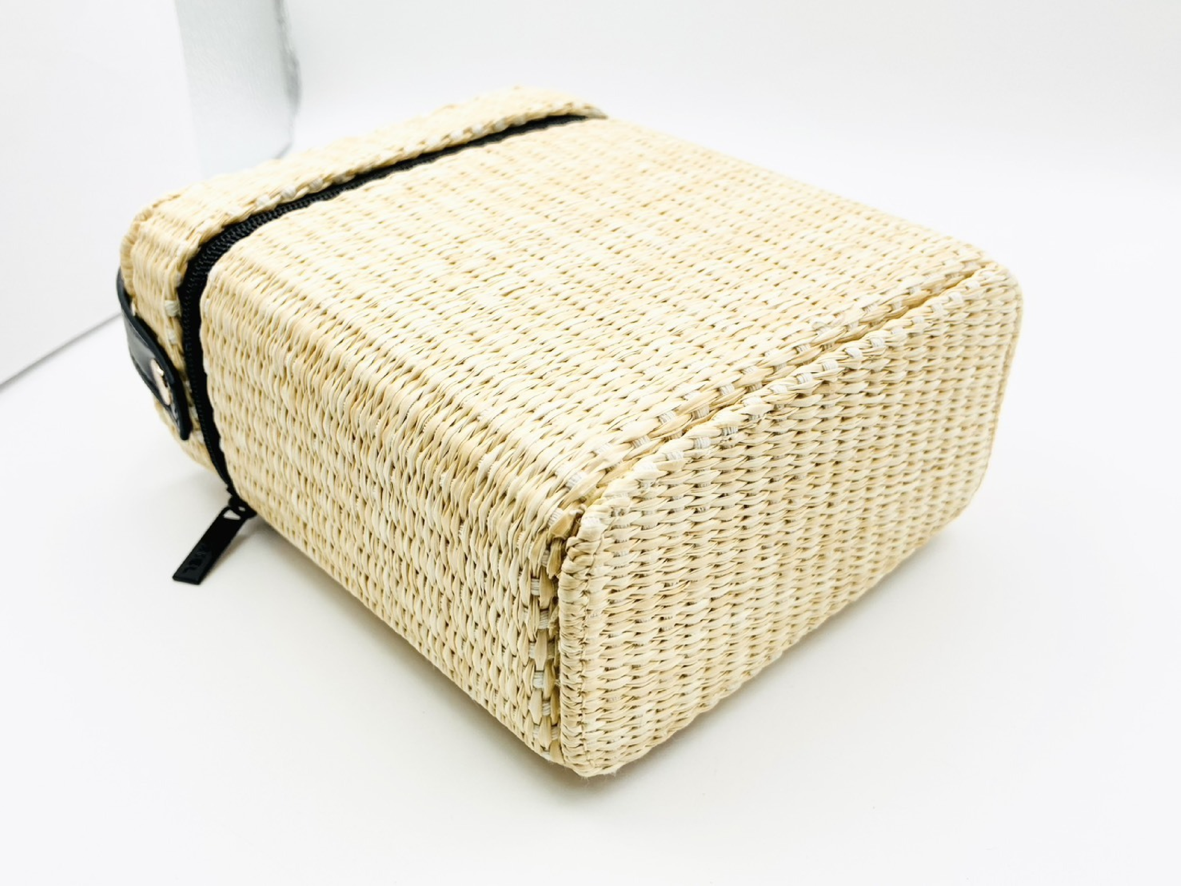 Les Beiges Panier des Essentiels Rattan Straw Basket Mini Pouch Novelty Vanity Bag — view 4