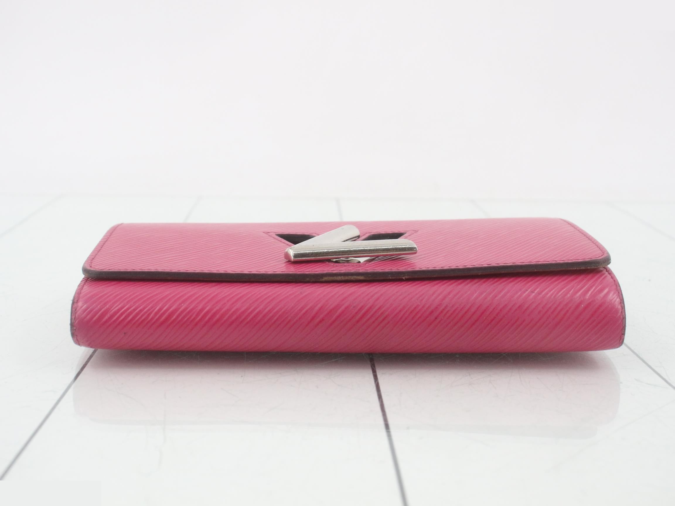 Portefeuille Twist Long Wallet with Turnlock Closure — view 3
