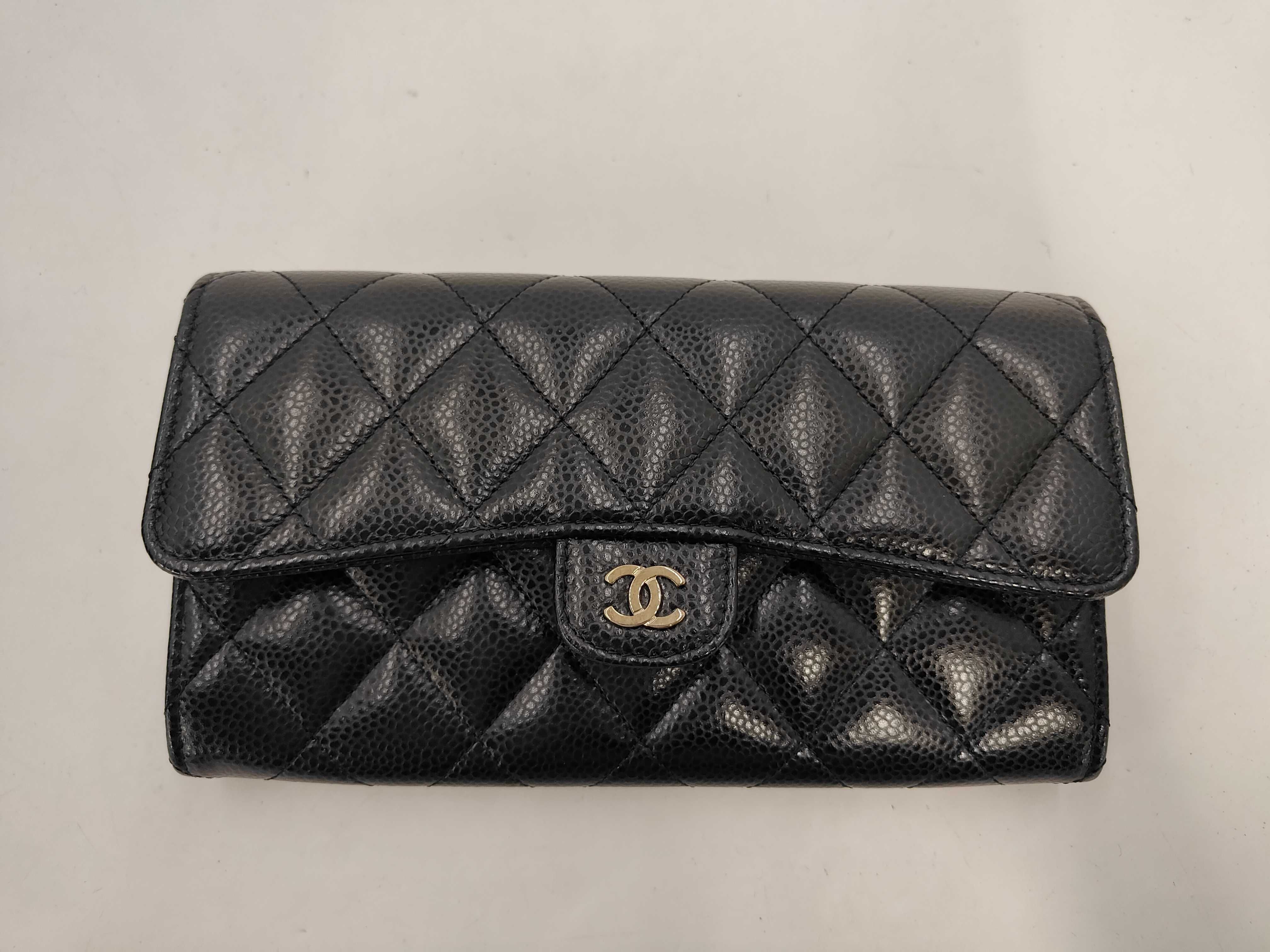 Matelassé wallet, caviar leather, Coco Mark, complete with accessories.