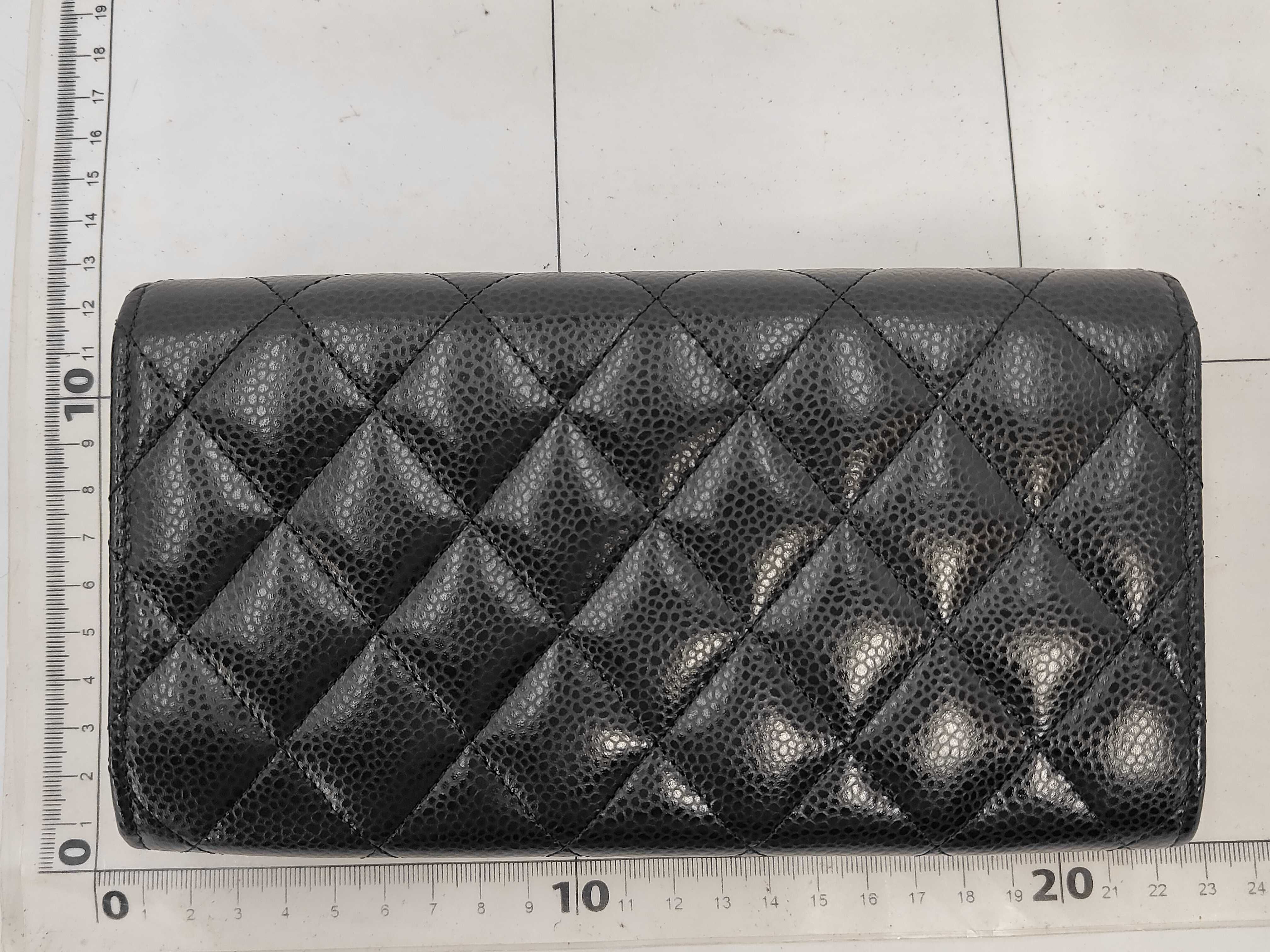 Matelassé wallet, caviar leather, Coco Mark, complete with accessories. — view 2