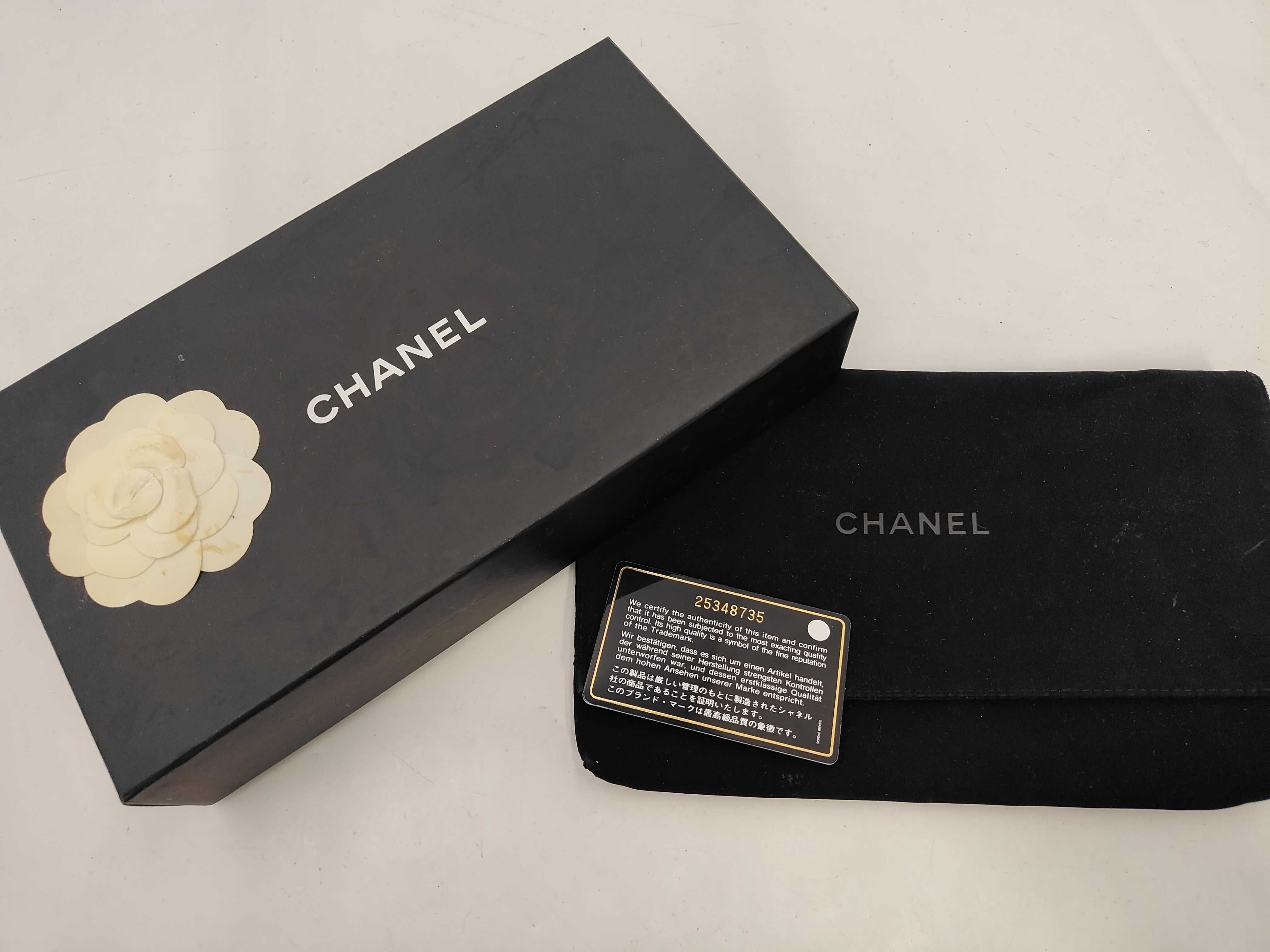 Matelassé wallet, caviar leather, Coco Mark, complete with accessories. — view 11