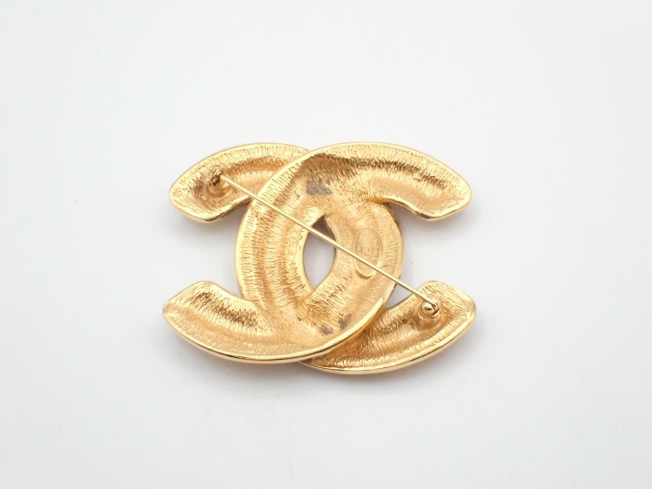 brooch — view 2