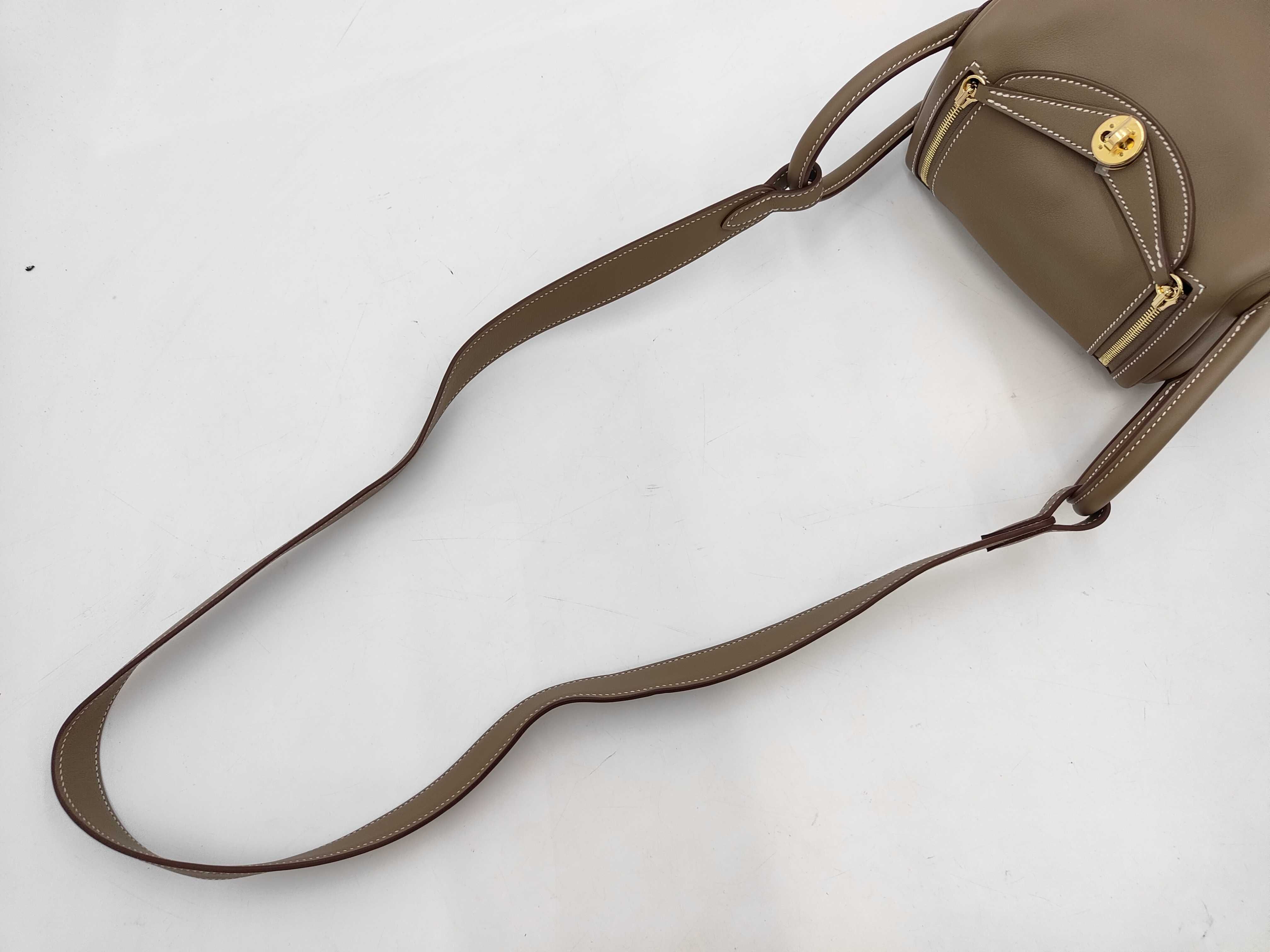 Lindy Mini Handbag, Veau Swift Leather, Etoupe, G Stamp, Shoulder Bag — view 5