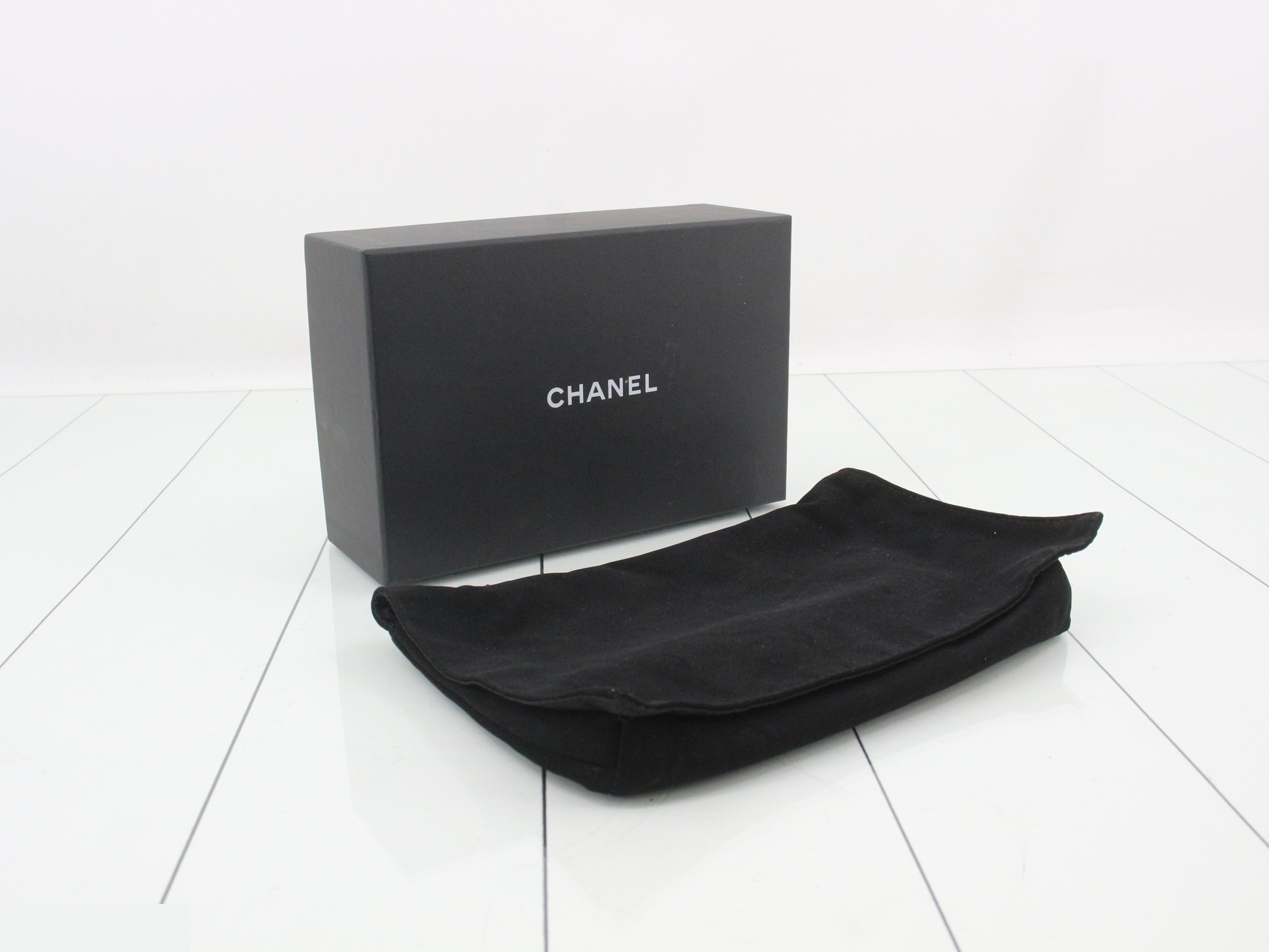 Caviar leather chain wallet, matelassé, black shoulder bag — view 5
