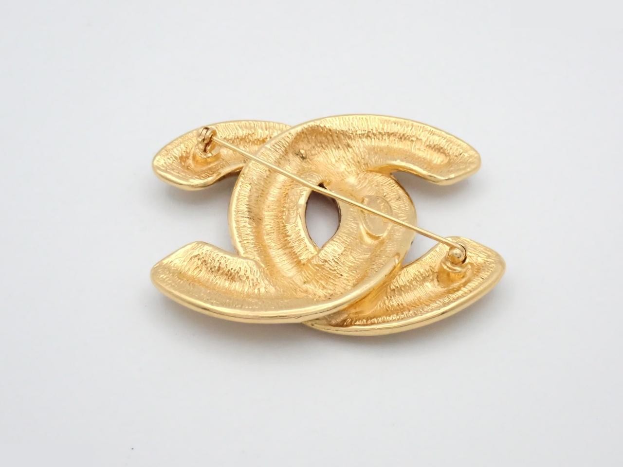Matelassé (precious metal) brooch with Coco Mark, gold. — view 2