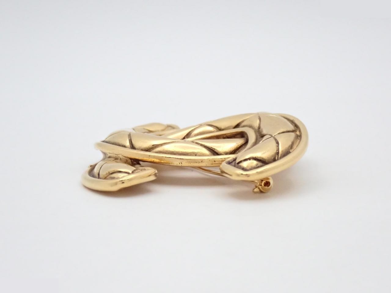 Matelassé (precious metal) brooch with Coco Mark, gold. — view 3