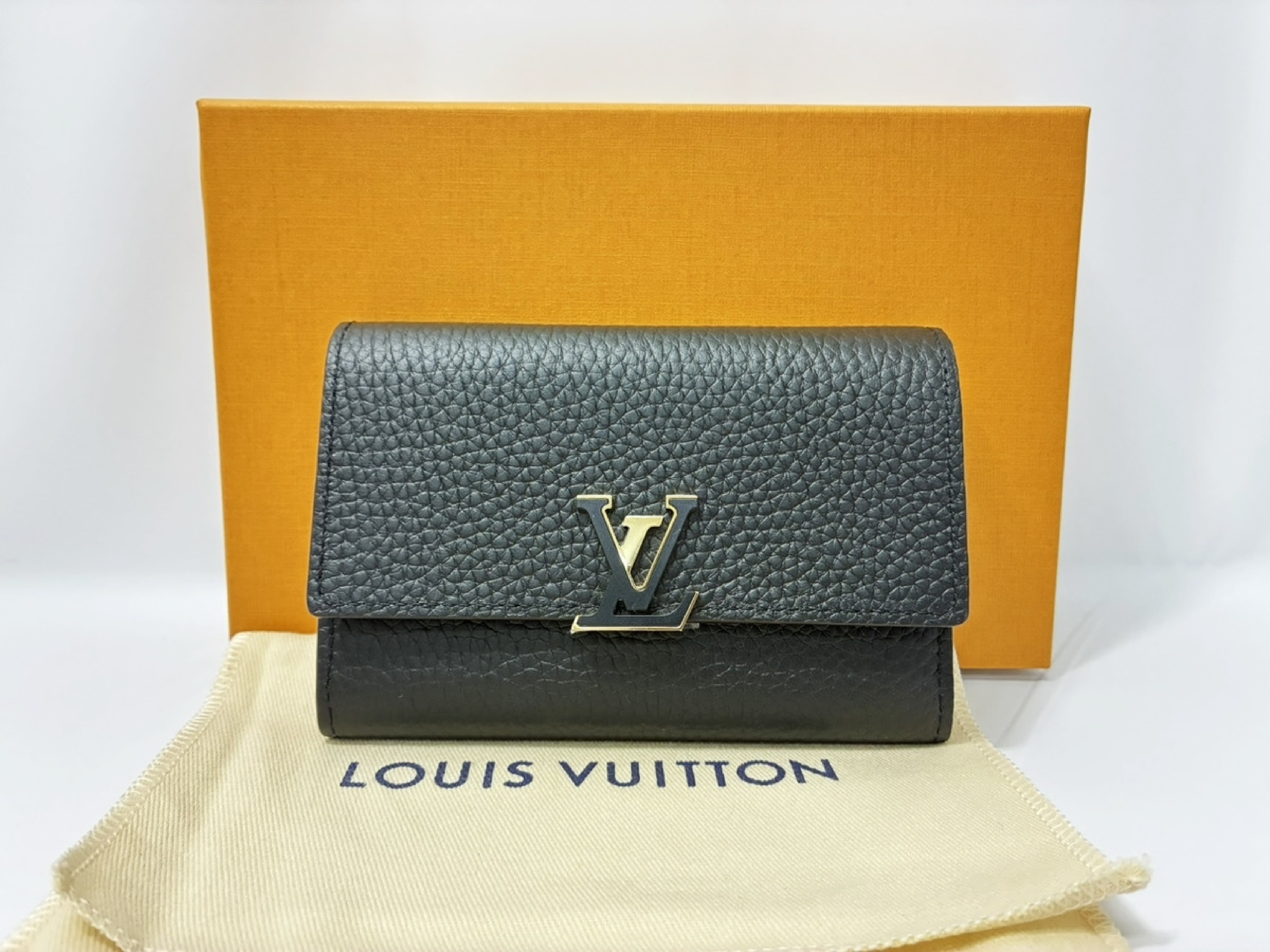 Portefeuille Capucines M62157 Taurillon Leather Noir x Hot Pink Wallet