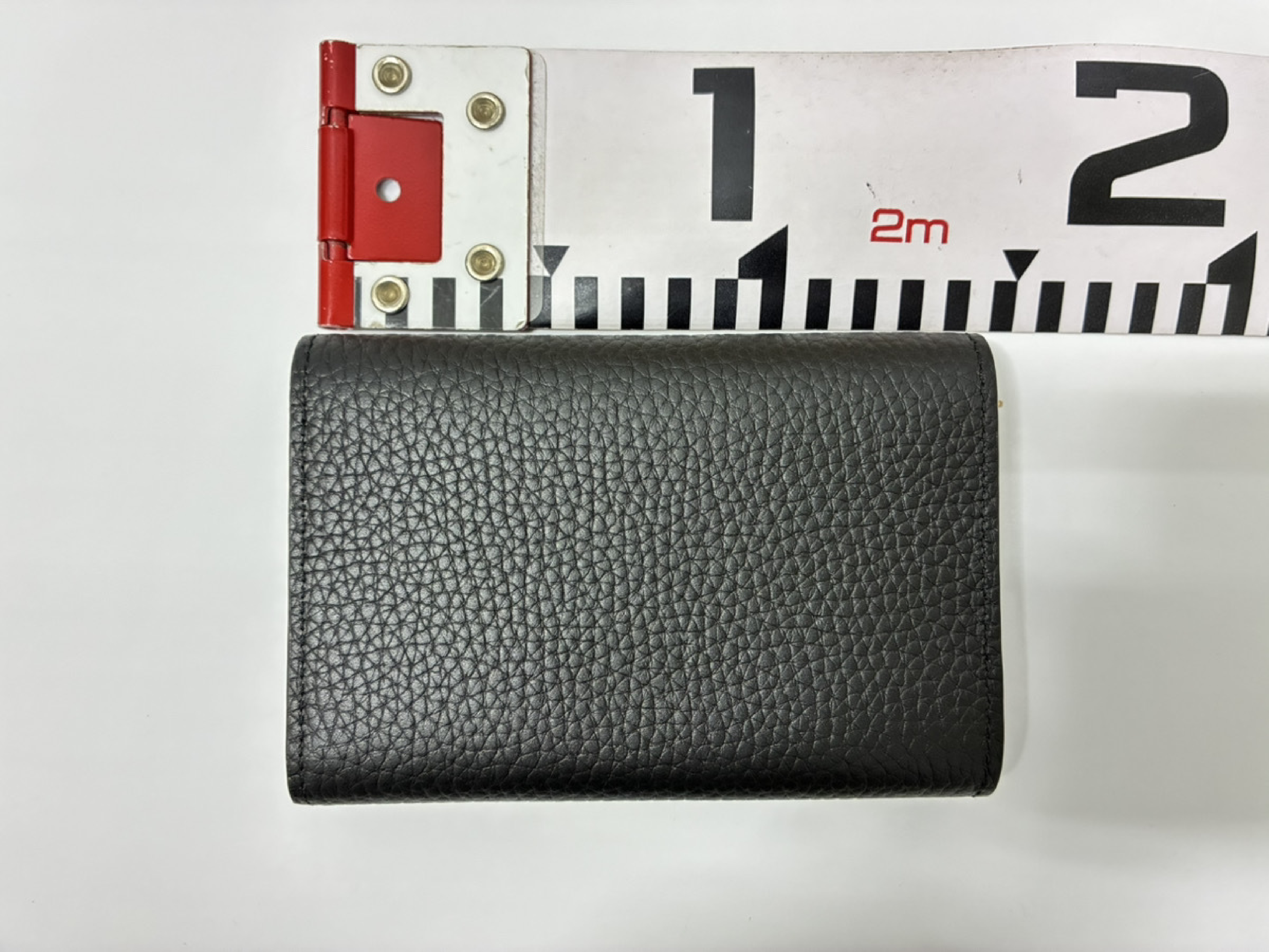 Portefeuille Capucines M62157 Taurillon Leather Noir x Hot Pink Wallet — view 2